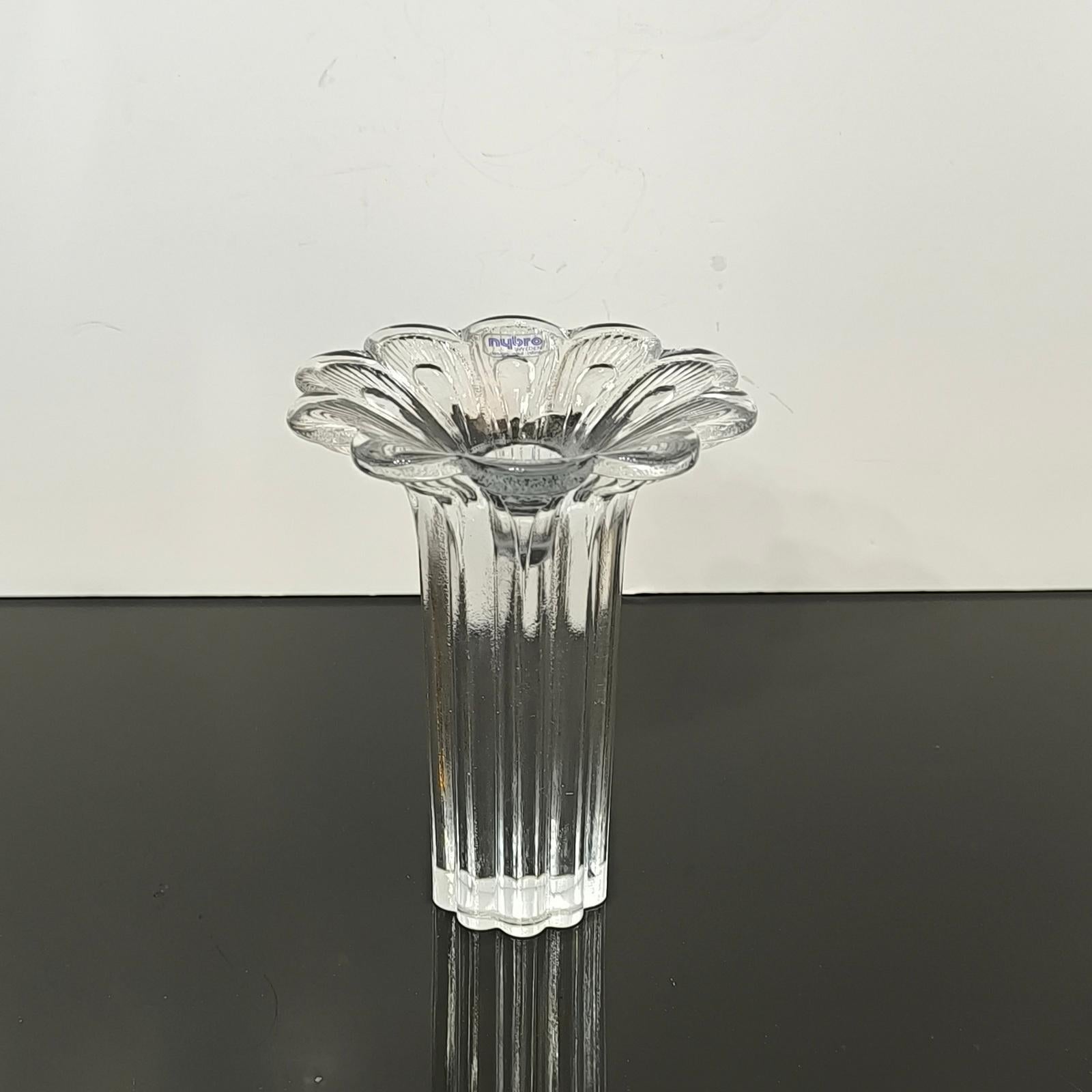 Dieses Design von Paul Isling besteht aus massiven, gerippten Säulen mit einer ausgestellten Spitze, die ein Blumenmuster zeigt. Es wurde von Nybro Schweden hergestellt und ist in ausgezeichnetem Zustand. Es trägt das Original-Label des
