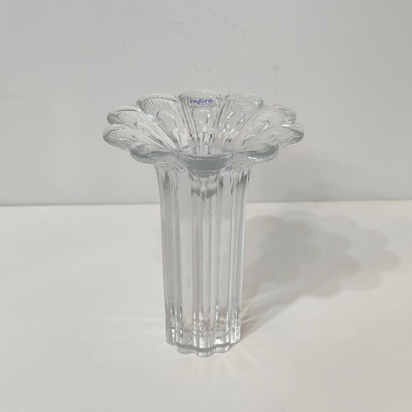 Kerzenhalter aus klarem Kunstglas mit Blumenaufsatz aus Klarglas von Paul Isling für Nybro Schweden (Ende des 20. Jahrhunderts) im Angebot