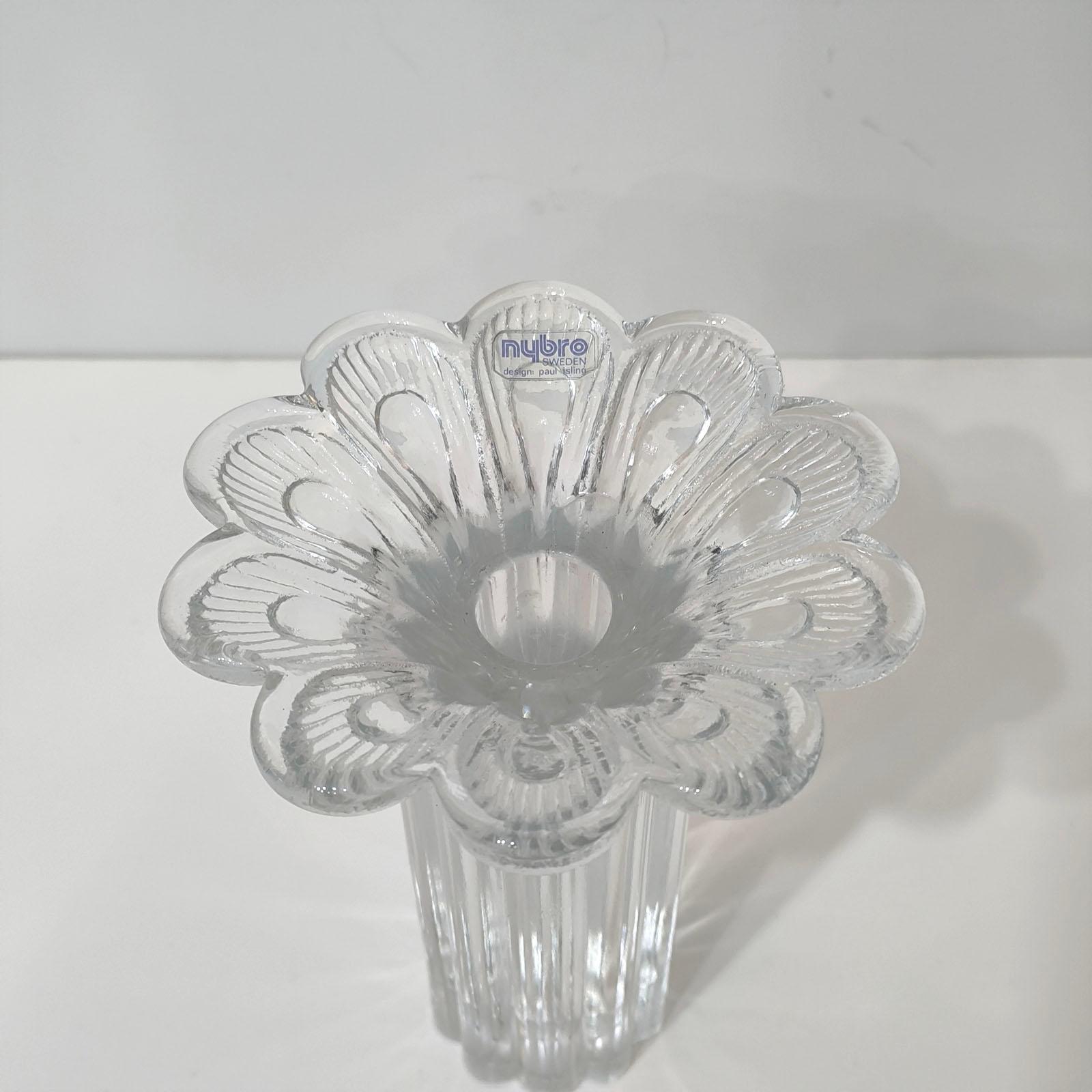 Kerzenhalter aus klarem Kunstglas mit Blumenaufsatz aus Klarglas von Paul Isling für Nybro Schweden (Glas) im Angebot
