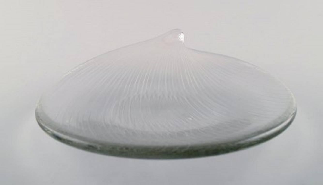 Clear art glass dish with engraved decoration in the form of stripes.
Unsigned.
Measures: 18 cm. x 1 cm. deep.
In perfect condition.