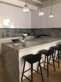 Grande lampe à suspension conique Barnacle, en verre épais soufflé à la main, fabriquée sur commande