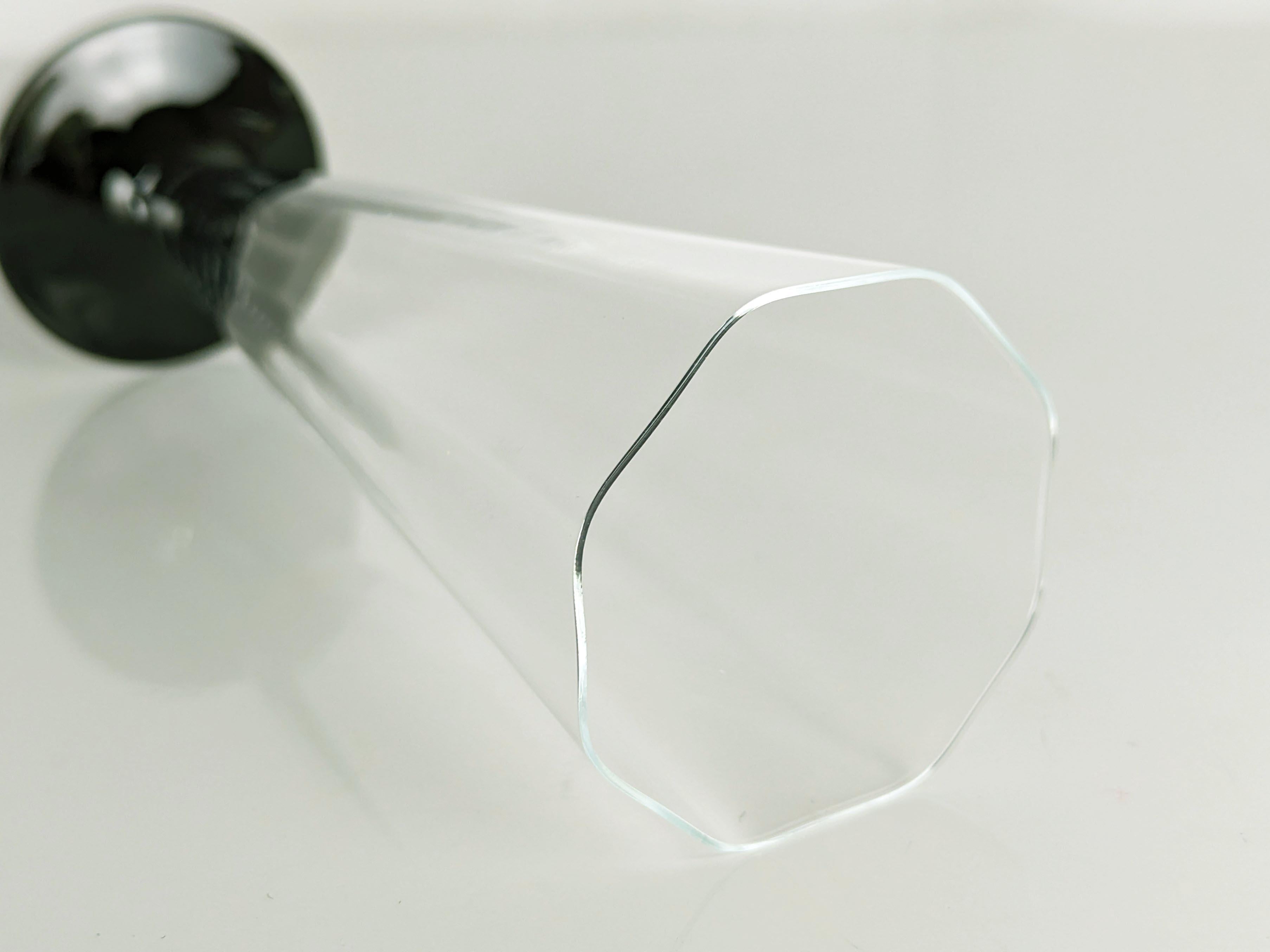 italien Flûtes de la série ottagonale en verre de Murano clair et noir par Carlo Moretti, 1974