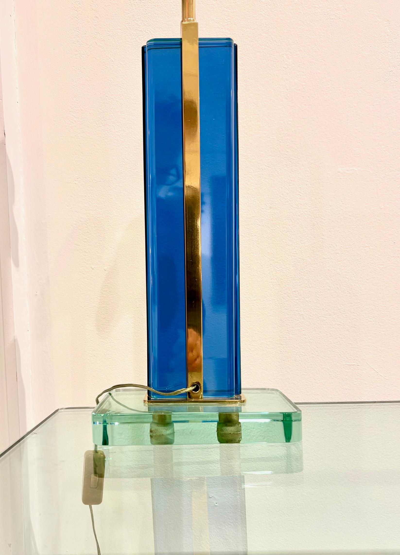 Lampada da tavolo in vetro blu trasparente e ottone di Pietro Chiesa per Fontana Arte in vendita 5