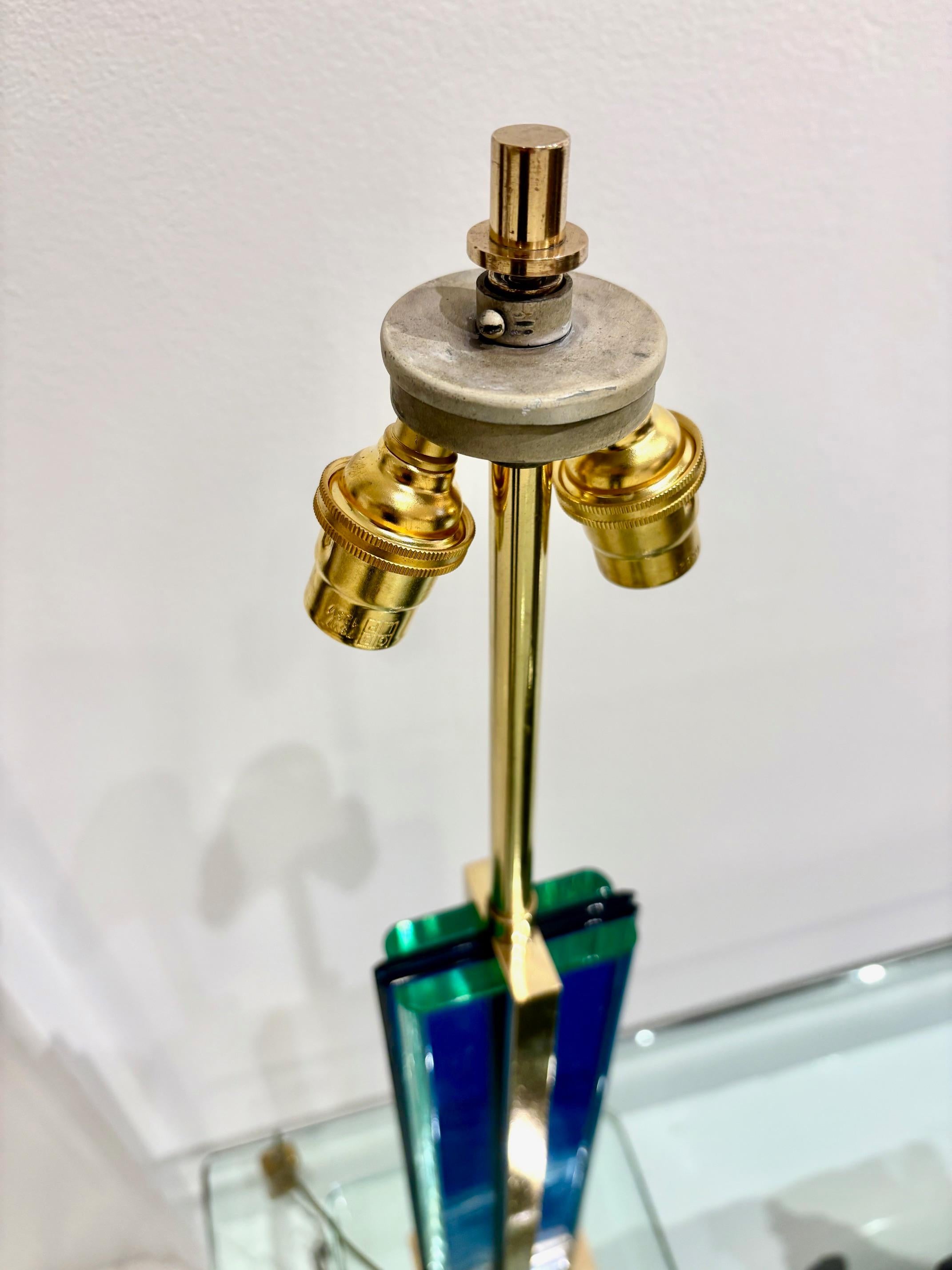 Lampada da tavolo in vetro blu trasparente e ottone di Pietro Chiesa per Fontana Arte in vendita 7
