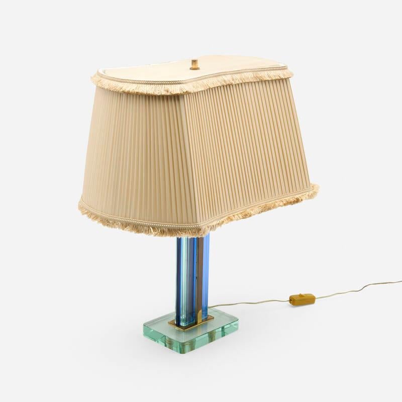 Lampada da tavolo in vetro blu trasparente e ottone di Pietro Chiesa per Fontana Arte
provenienza: Quittenbaum, Art Nouveau - Art Deco, Monaco di Baviera, 9 dicembre 2015, lotto 44.