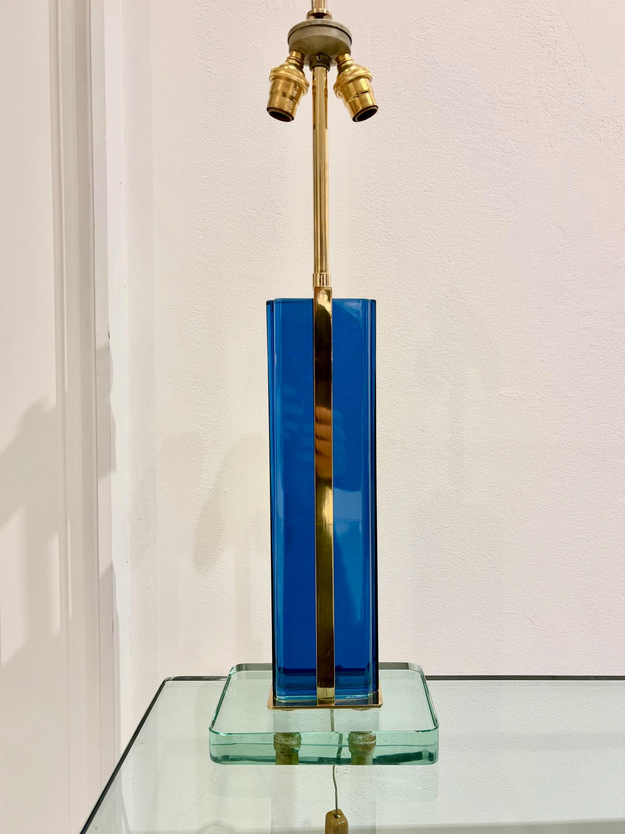 Italiano Lampada da tavolo in vetro blu trasparente e ottone di Pietro Chiesa per Fontana Arte in vendita