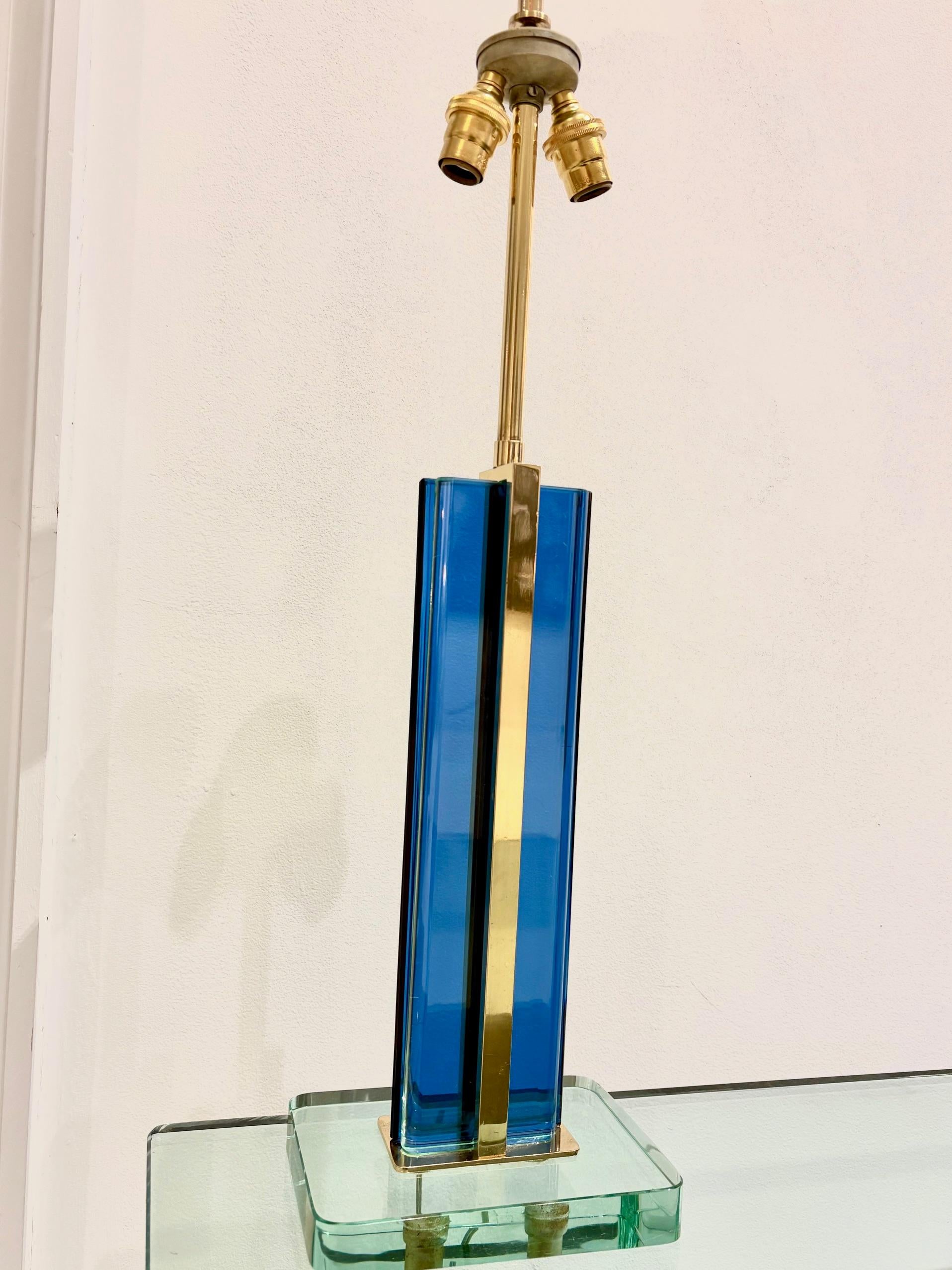 Lampada da tavolo in vetro blu trasparente e ottone di Pietro Chiesa per Fontana Arte In condizioni buone in vendita a Montreal, QC