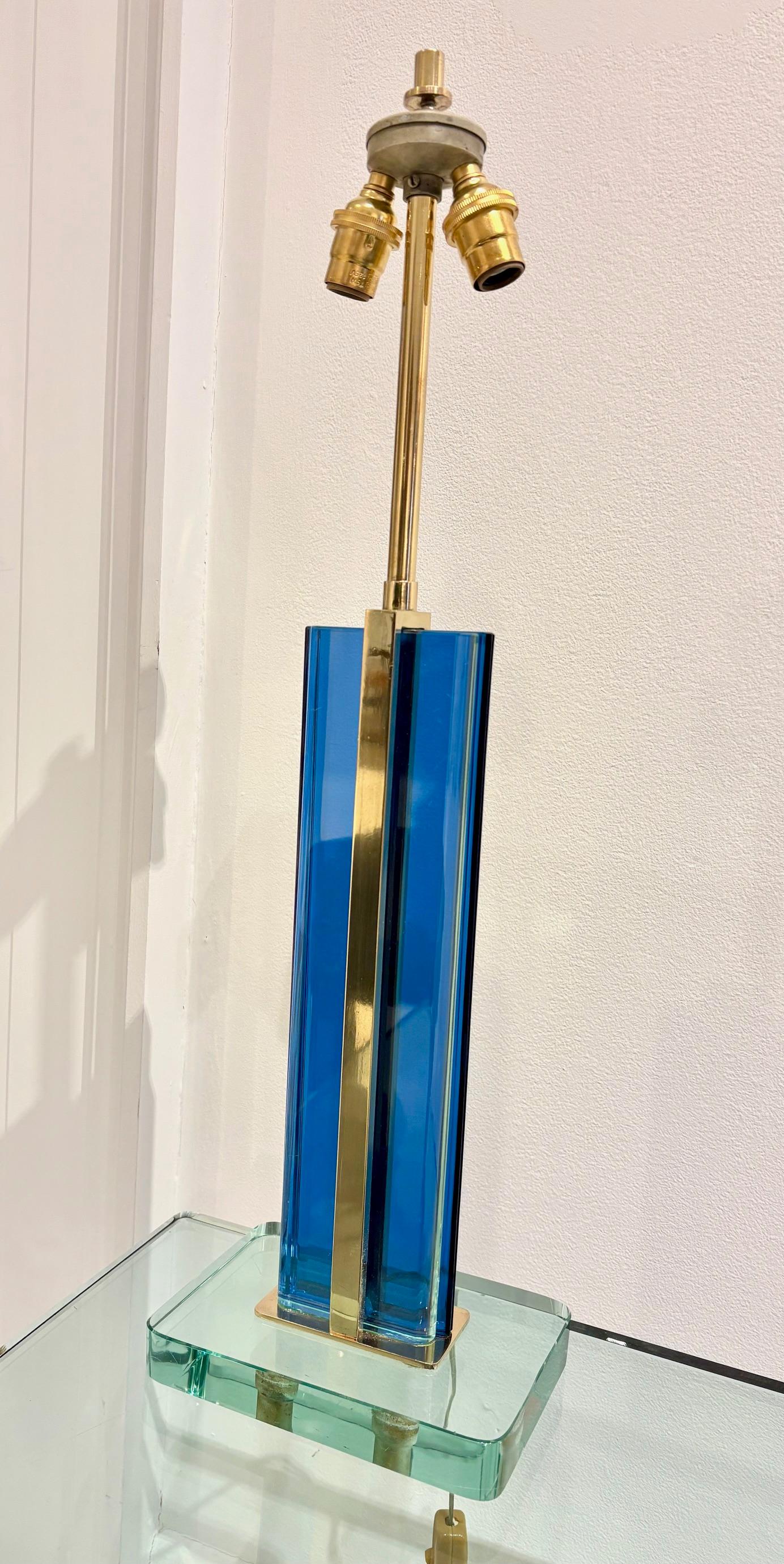 Metà XX secolo Lampada da tavolo in vetro blu trasparente e ottone di Pietro Chiesa per Fontana Arte in vendita