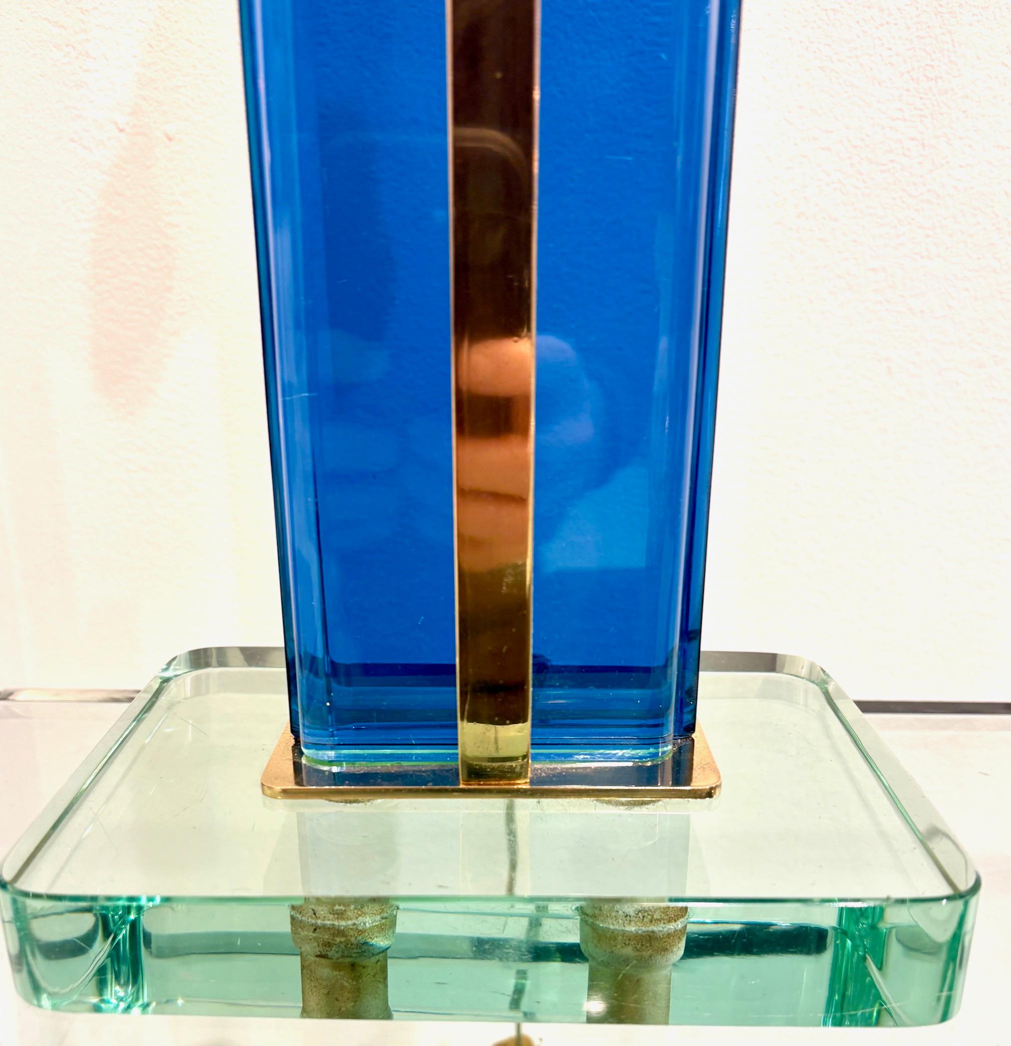 Vetro Lampada da tavolo in vetro blu trasparente e ottone di Pietro Chiesa per Fontana Arte in vendita