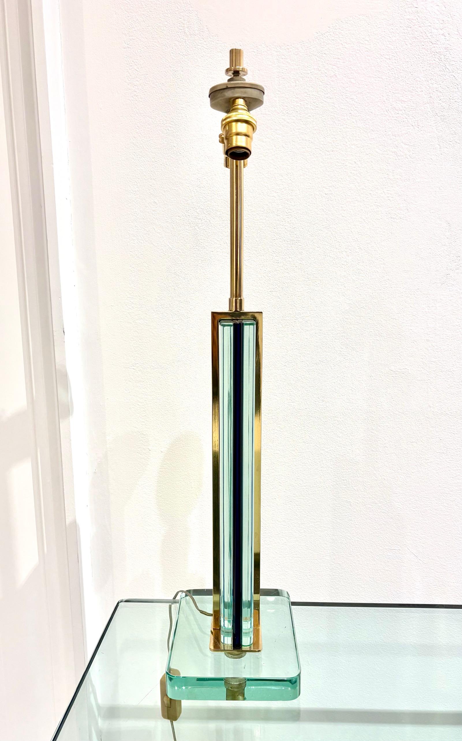 Lampada da tavolo in vetro blu trasparente e ottone di Pietro Chiesa per Fontana Arte in vendita 3