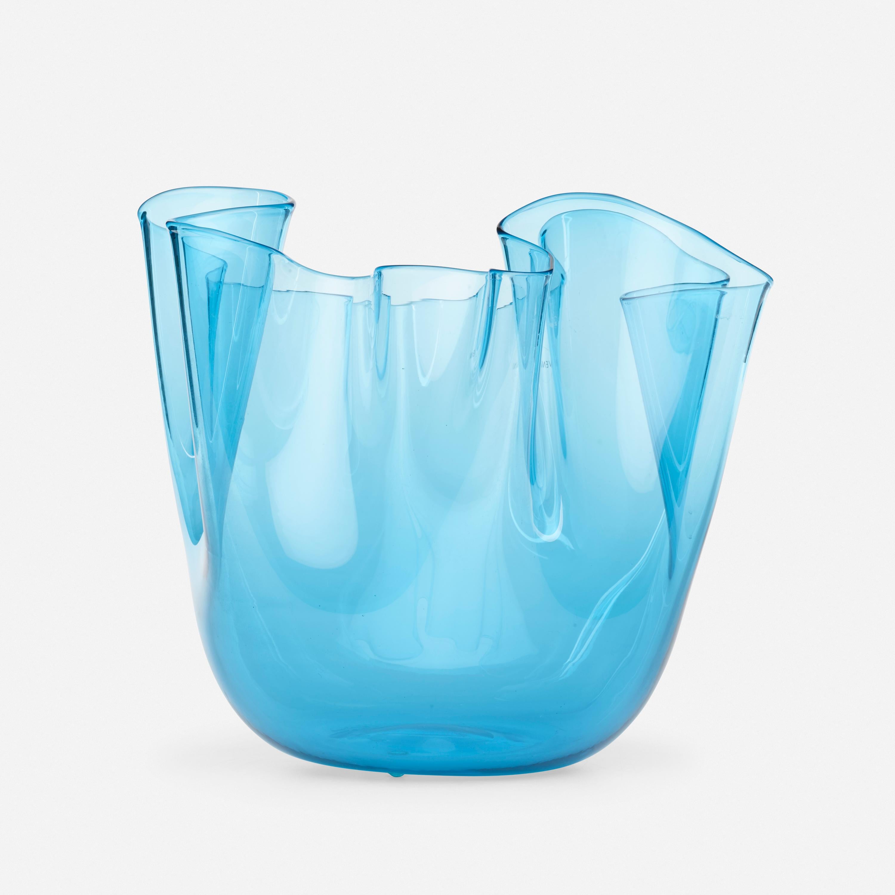 Vaso fazzoletto in vetro trasparente Venini. Firmato inciso Venini 2006.