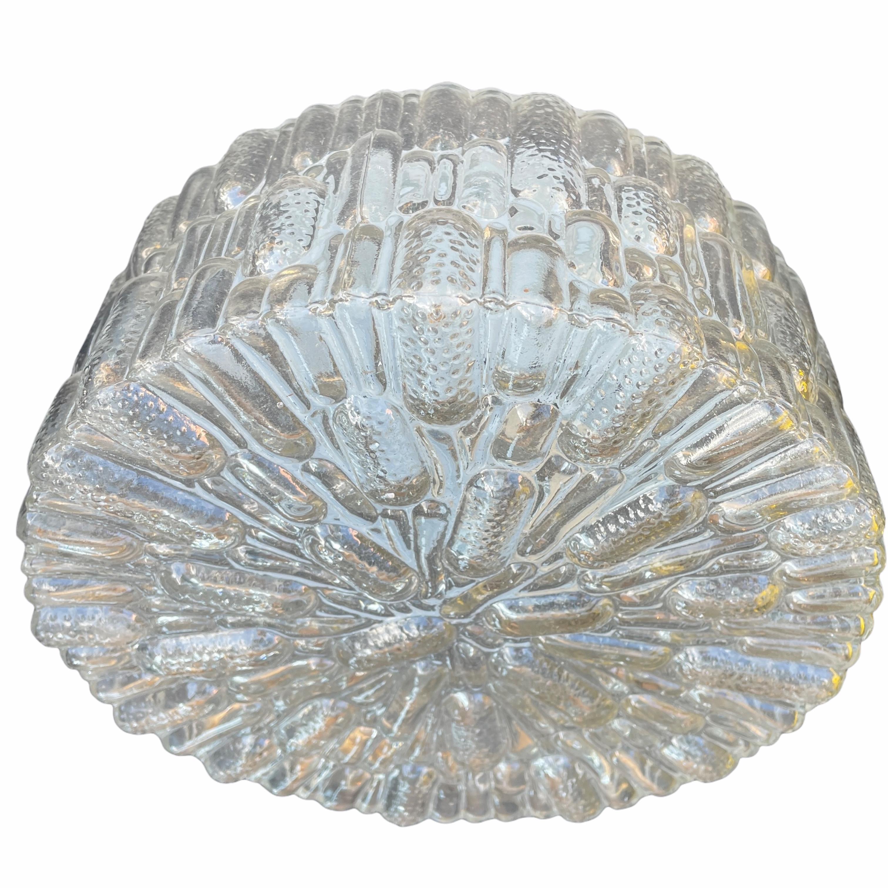 Schöne Blase Glas Muster flush mount. Hergestellt in Deutschland, der Glashütte Limburg zugeschrieben. Wunderschöne Unterputzleuchte aus strukturiertem Glas mit Metallhalterung. Die Leuchte benötigt eine europäische E27-Edison- oder Medium-Glühbirne
