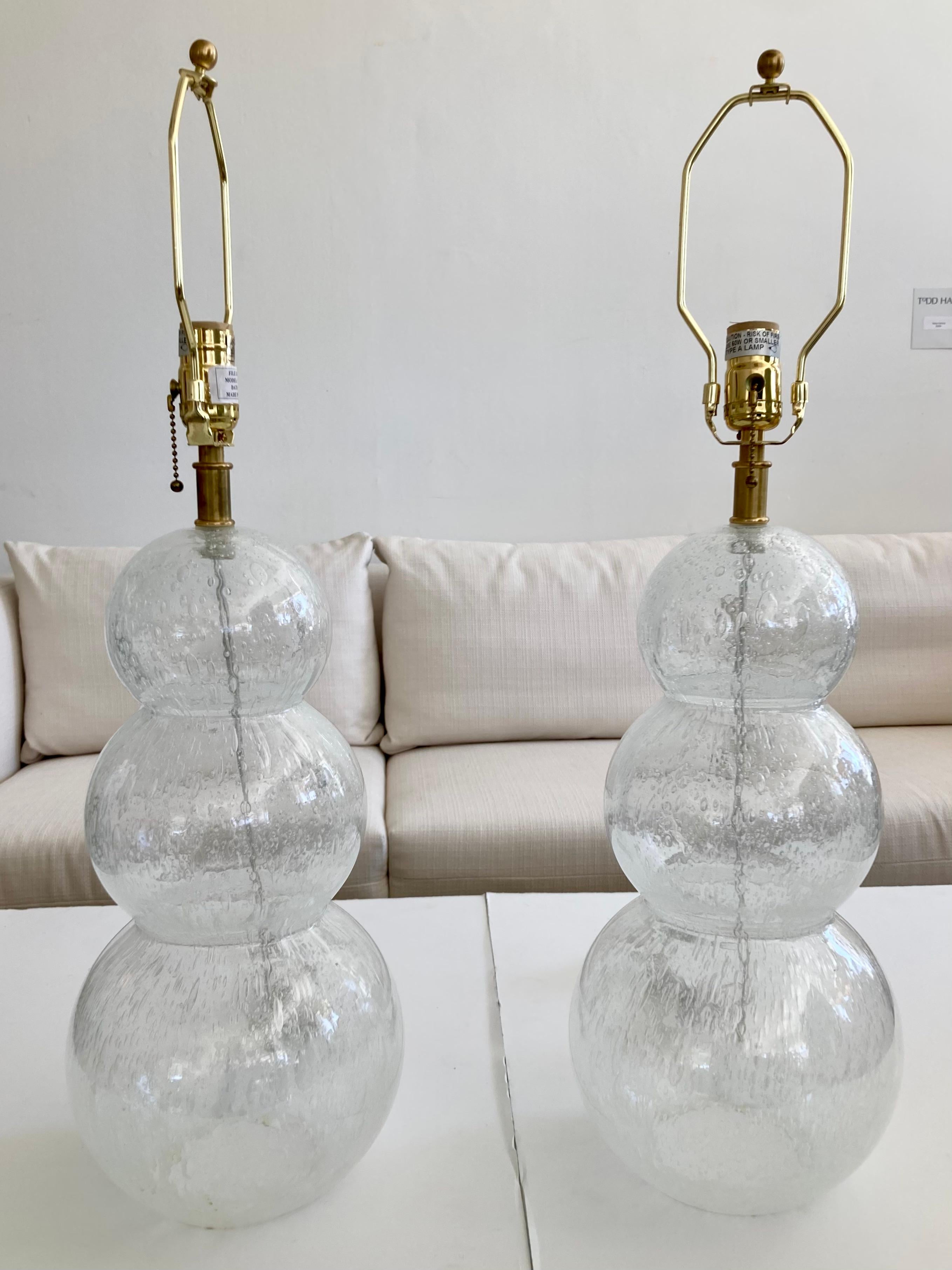 Cristal de Murano transparente de estilo moderno con burbujas en el cristal y forma de triple esfera. Las asombrosas lámparas de vidrio soplado a mano con personajes de la burbuja más pequeña en vidrio añaden calidad artística y diseño.