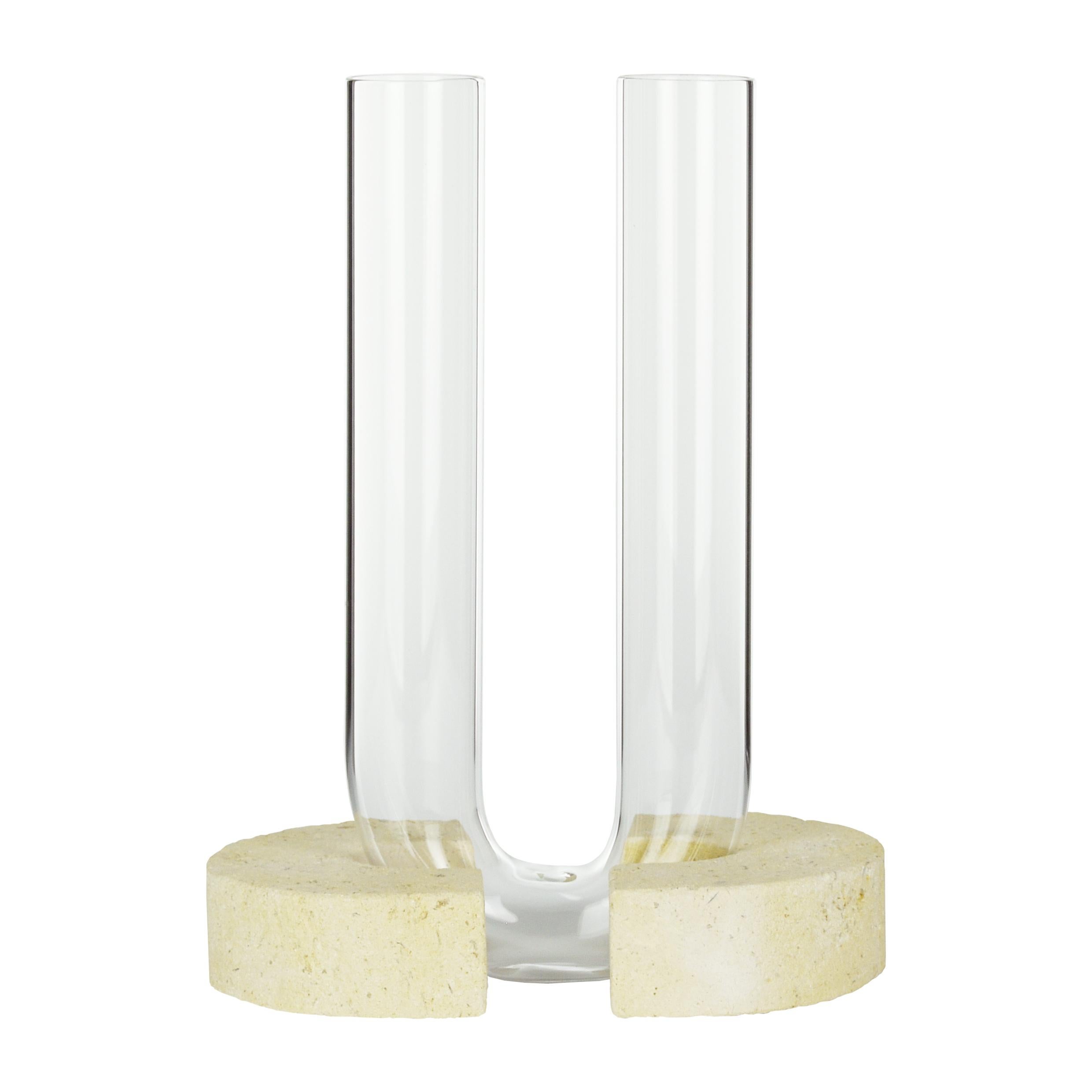Vaso Clear Cochlea del Risveglio di Coki Barbieri
Dimensioni: L 24 x P 14 x H 30 cm.
Materiali: Pietra artigianale realizzata con frammenti di pietra di Matera, rocce sedimentarie dell'Appennino italiano e acqua pura, vetro borosilicato