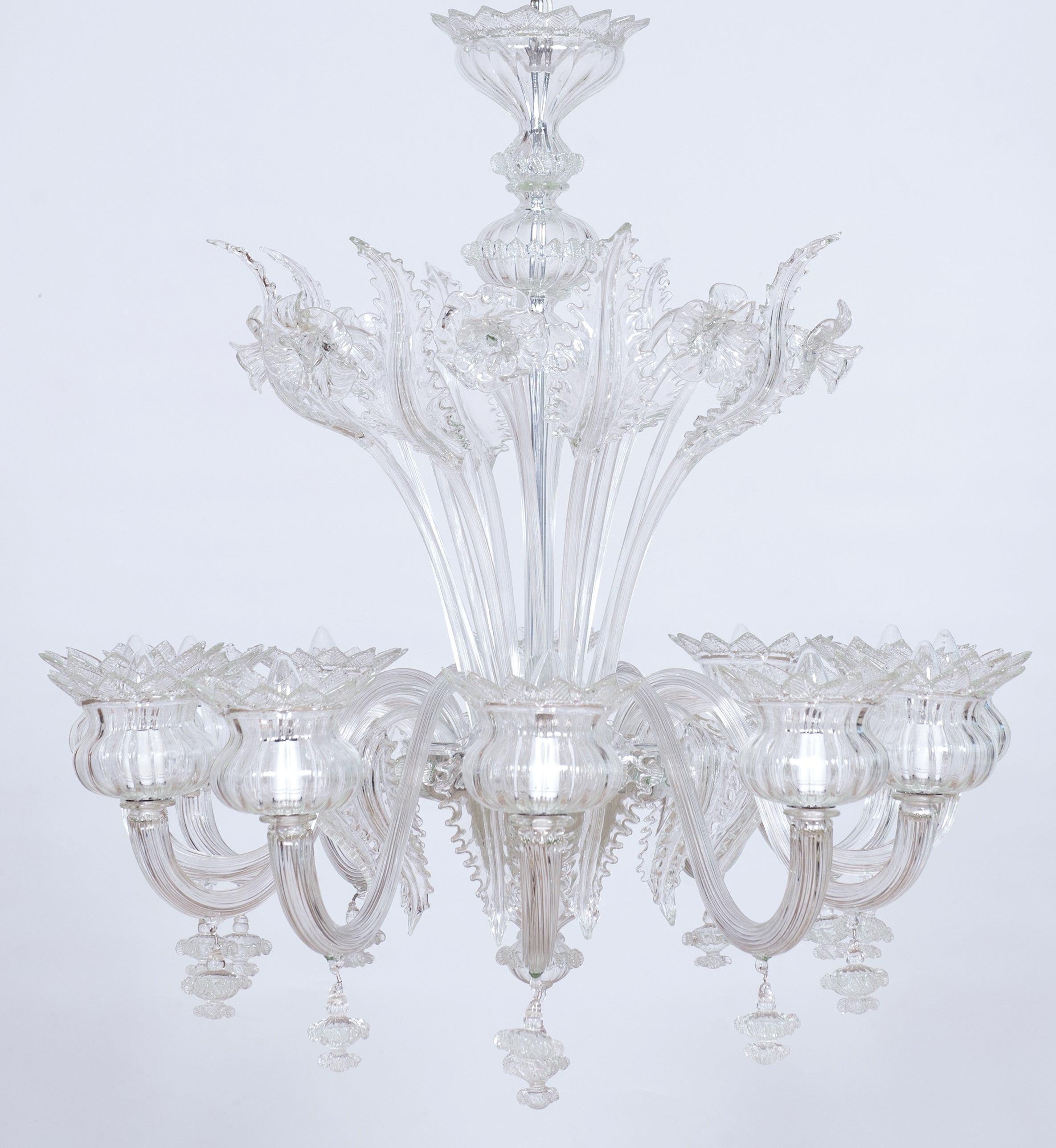 Transparenter, klarer Gänseblümchen-Kronleuchter aus Muranoglas mit 12 Lichtern, 21. Jahrhundert, Italien.
Der Reichtum und die Perfektion der floralen Details, die diesen Kronleuchter schmücken, sind das Ergebnis der besten Glasbläsertradition von
