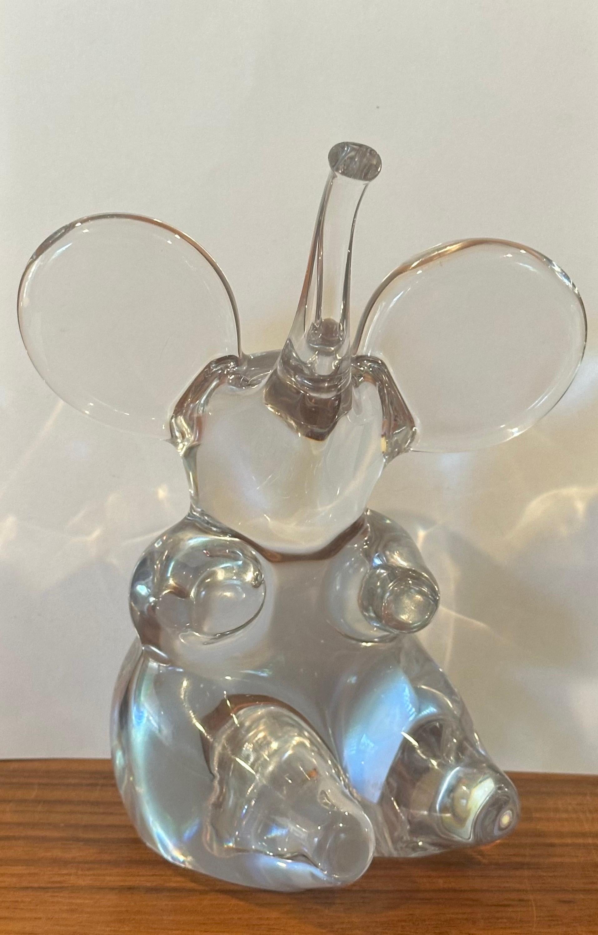 Magnifique sculpture d'éléphant assis en cristal clair, réalisée par Daum en France, vers les années 1980. La pièce est en très bon état, sans éclats ni fissures, et mesure 7 