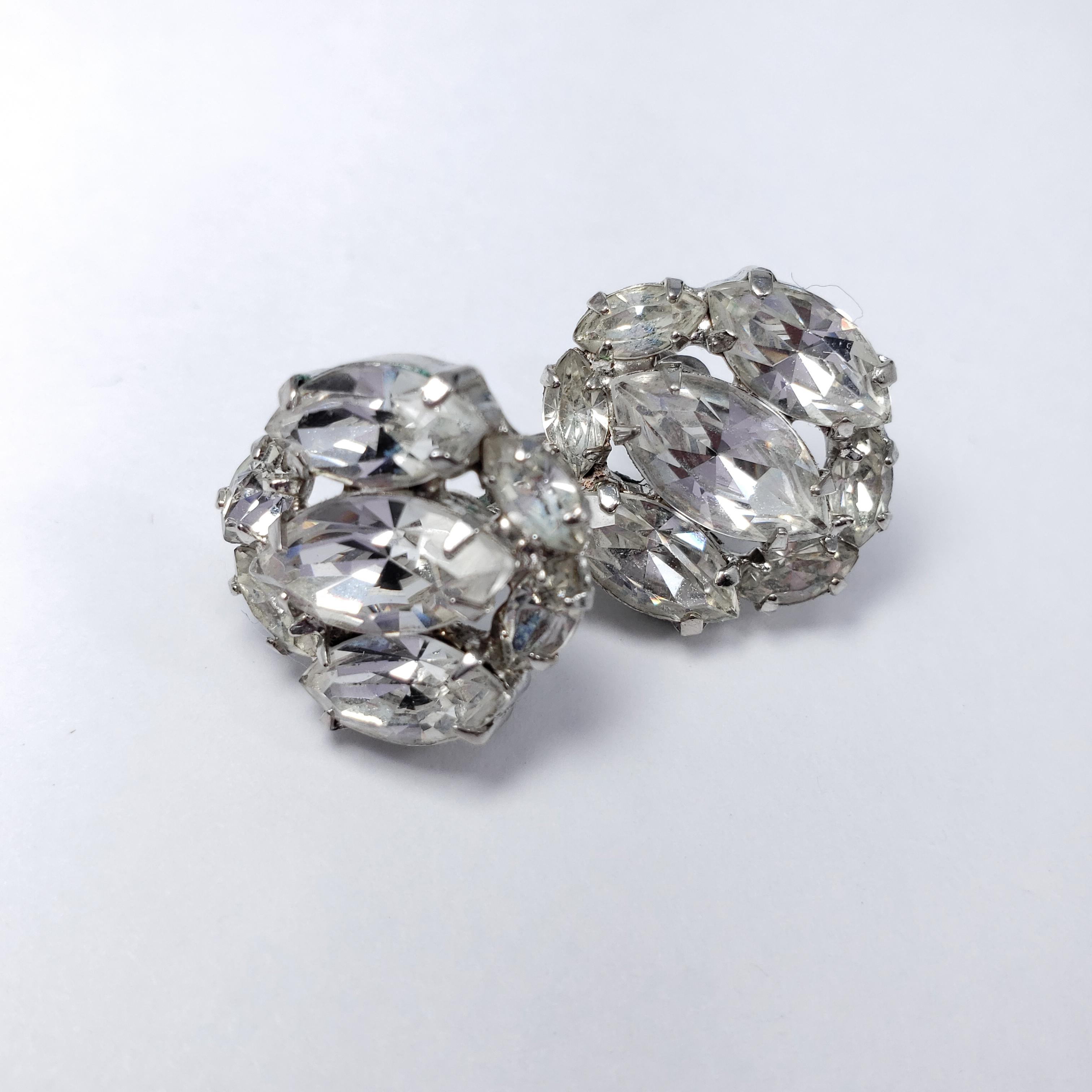 A pair of silvertone earrings with glittering clear crystals. A perfect touch to any style!

Screw back hardware
