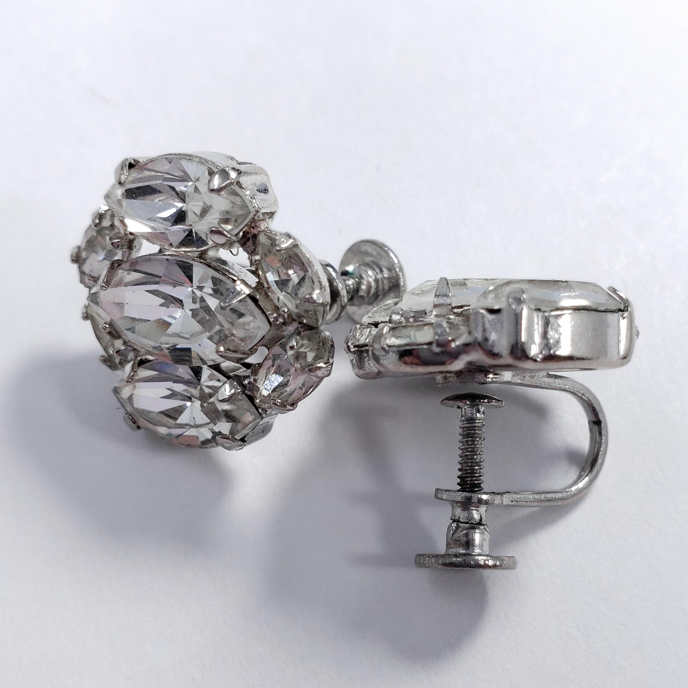 Pendientes de racimo de cristal transparente en plata, mediados del siglo XX, engastados con garras, con cierre de rosca duro Retro en venta