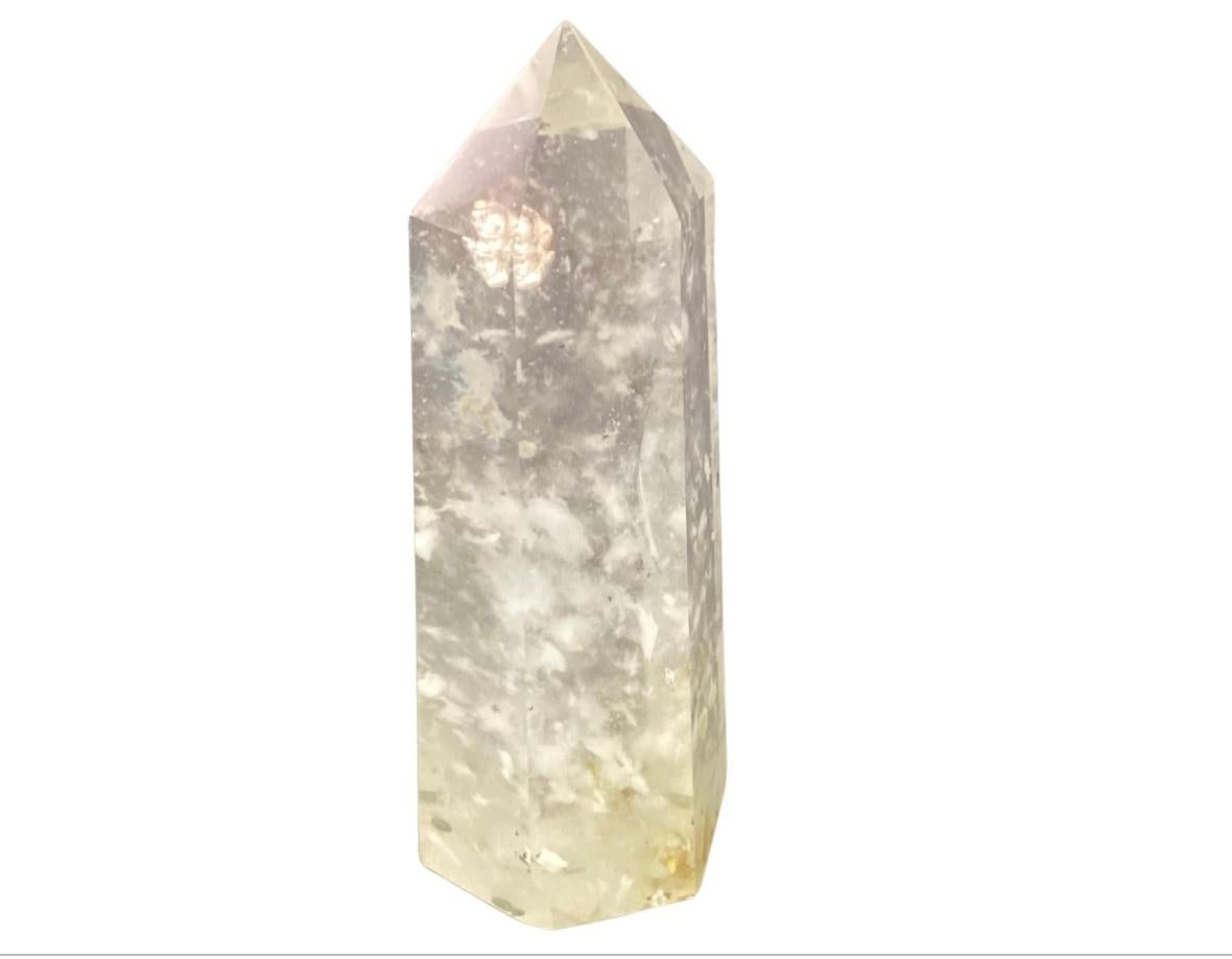Magnifique obélisque en cristal de quartz clair. Le quartz clair est considéré comme un amplificateur d'énergie et de pensée. L'obélisque contient des occlusions naturelles, ce qui est normal et n'indique pas  un défaut. 