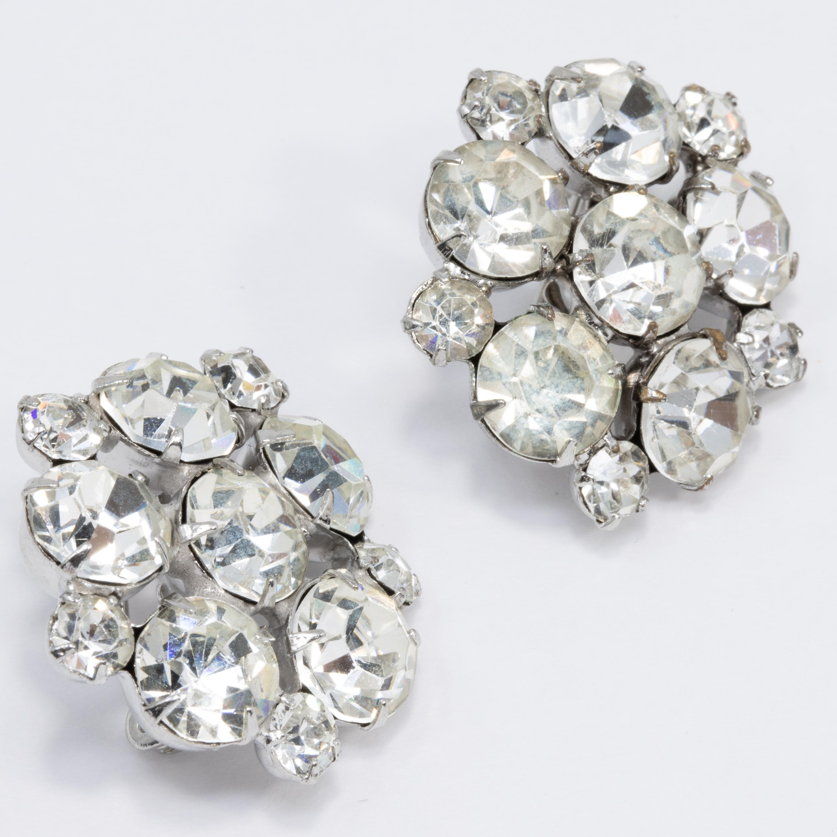 A twin pair of vintage, clear crystal brooches. Prong-set in a silvertone setting. Glamorous!


Each 1 in / 2.6 cm
