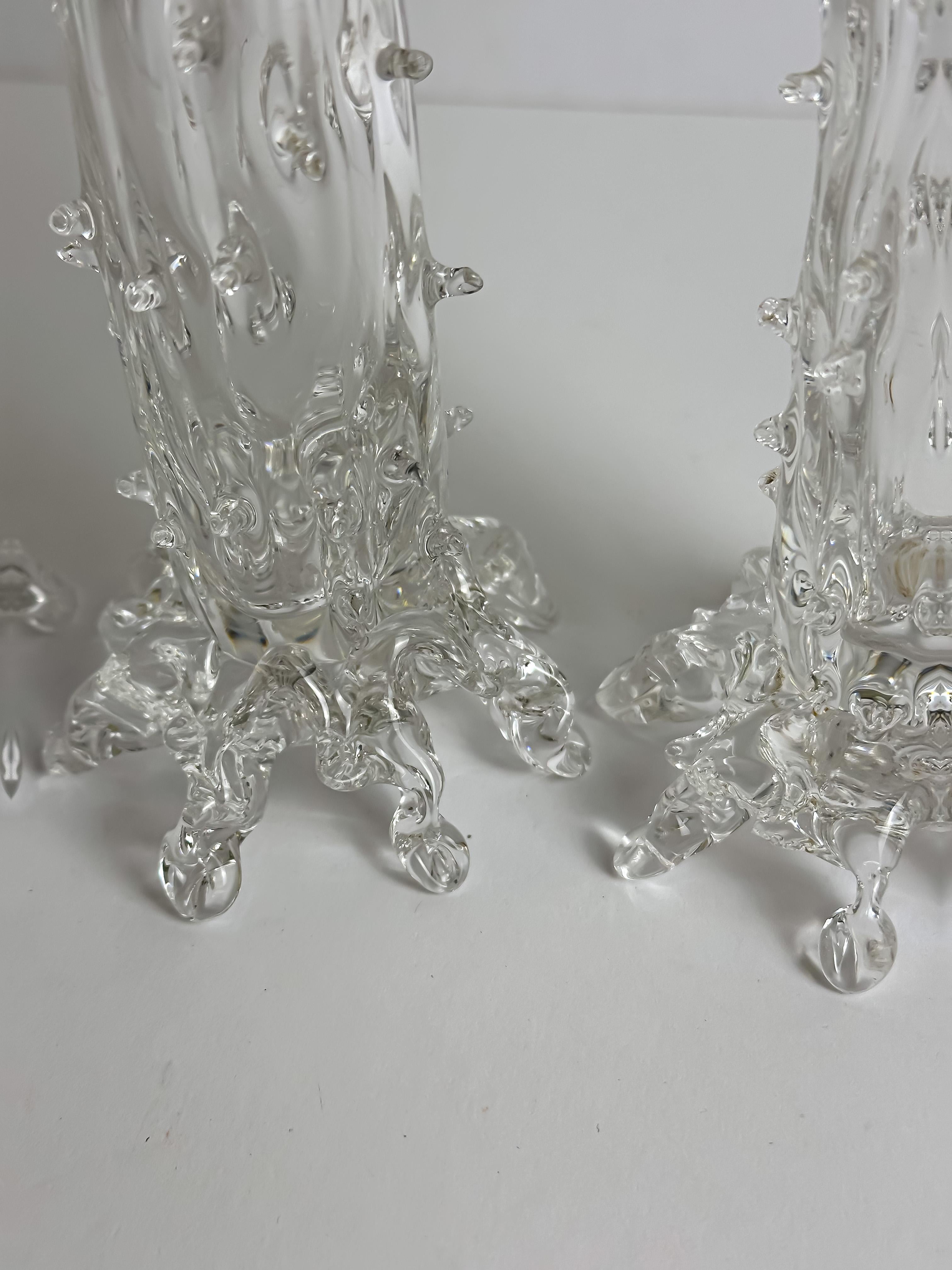 Ein seltener Satz von vier Dornenvasen aus mundgeblasenem Kristall, hergestellt in der Tschechoslowakei um 1890, in der spätviktorianischen Zeit. Jede Vase ist individuell geformt, mit einem zylindrischen Körper und einem unregelmäßigen, gespreizten