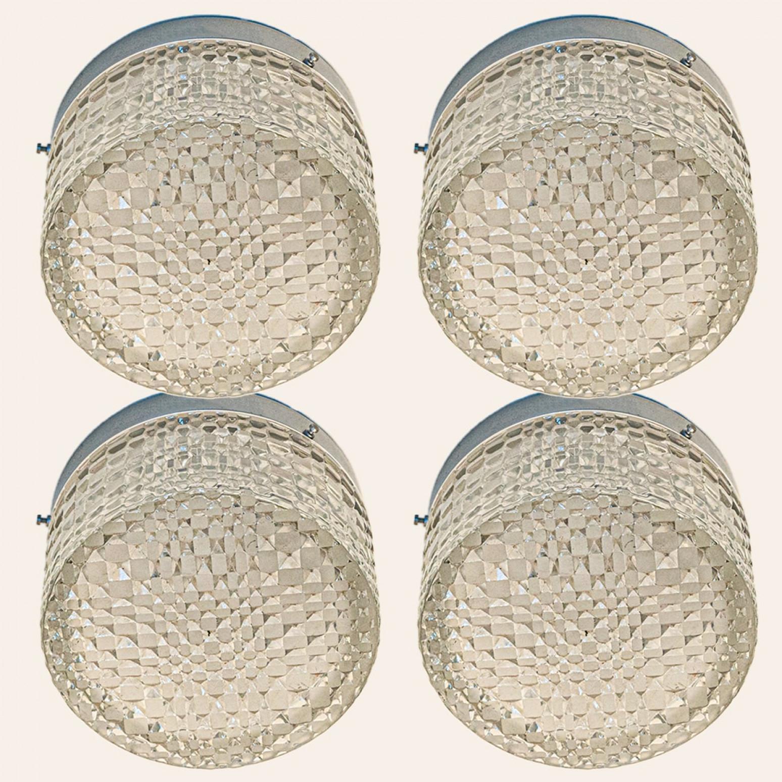 Schöne Wandleuchten aus klarem Kristall, 1960 in Deutschland hergestellt. Das Glas ist auf einer silberfarbenen Rückwand montiert. Die Rückwände können bei Bedarf in verschiedenen Rohfarben geliefert werden. Bitte fordern Sie zusätzliche