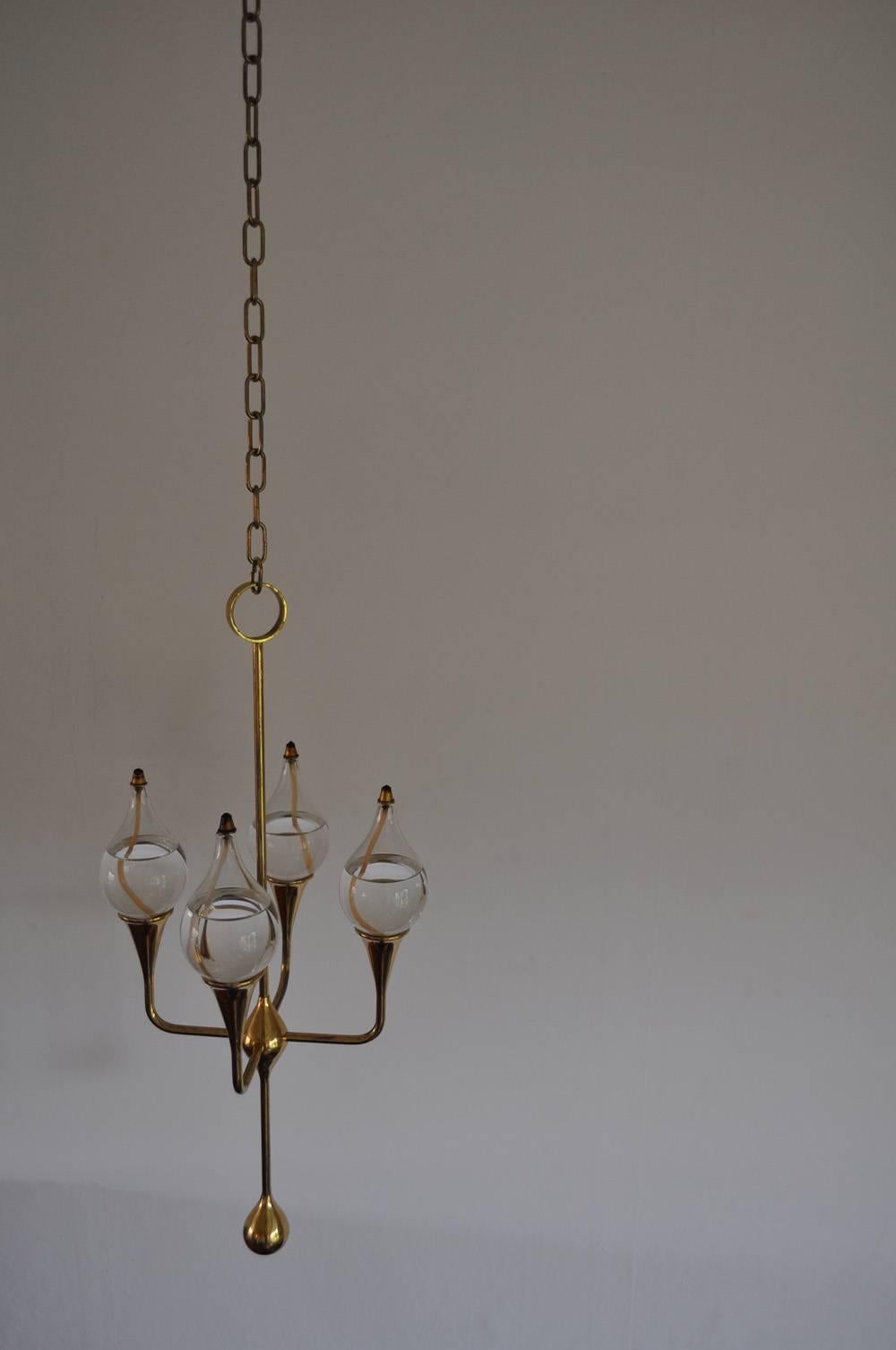 Four armed clear drop oil lamp candelabra by Freddie Andersen, Denmark in the 1970s.

A very decorative hanging oil lamp made of solid brass and glass.
Also a set of two clear drop wall lamps available.

Dimensions: 
Height with chain: 95