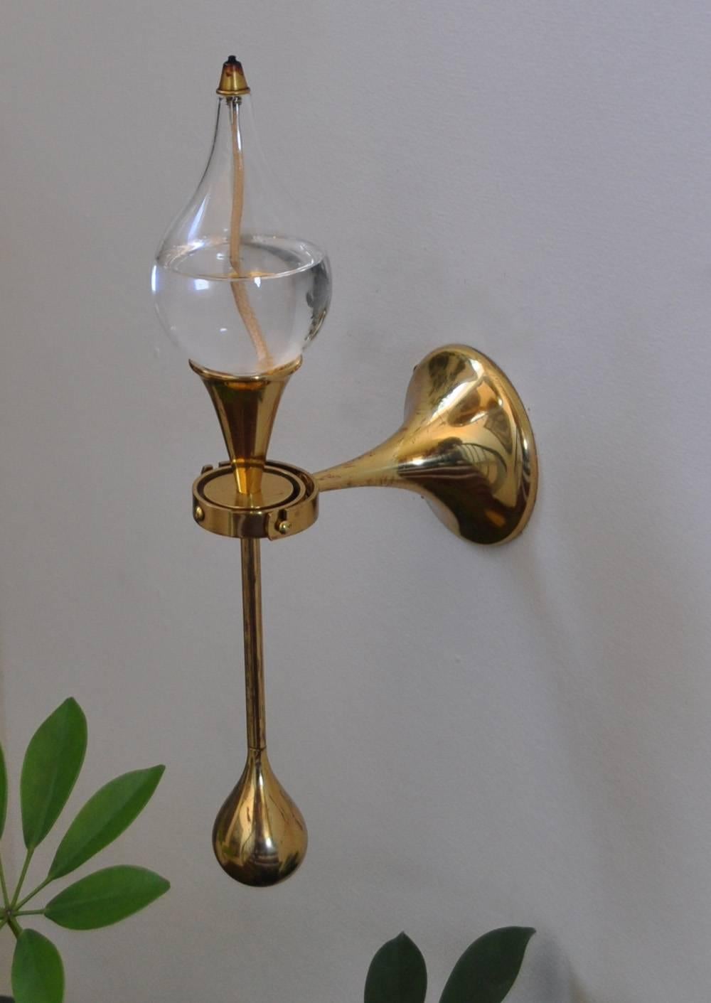 Set of two clear drop oil wall lamps by Freddie Andersen, Denmark in the 1970s.

A very decorative set of wall oil lamps made of solid brass and glass.
Also a hanging clear drop candelabra lamp available.

Dimensions: 
Height: 31 cm
Depth: