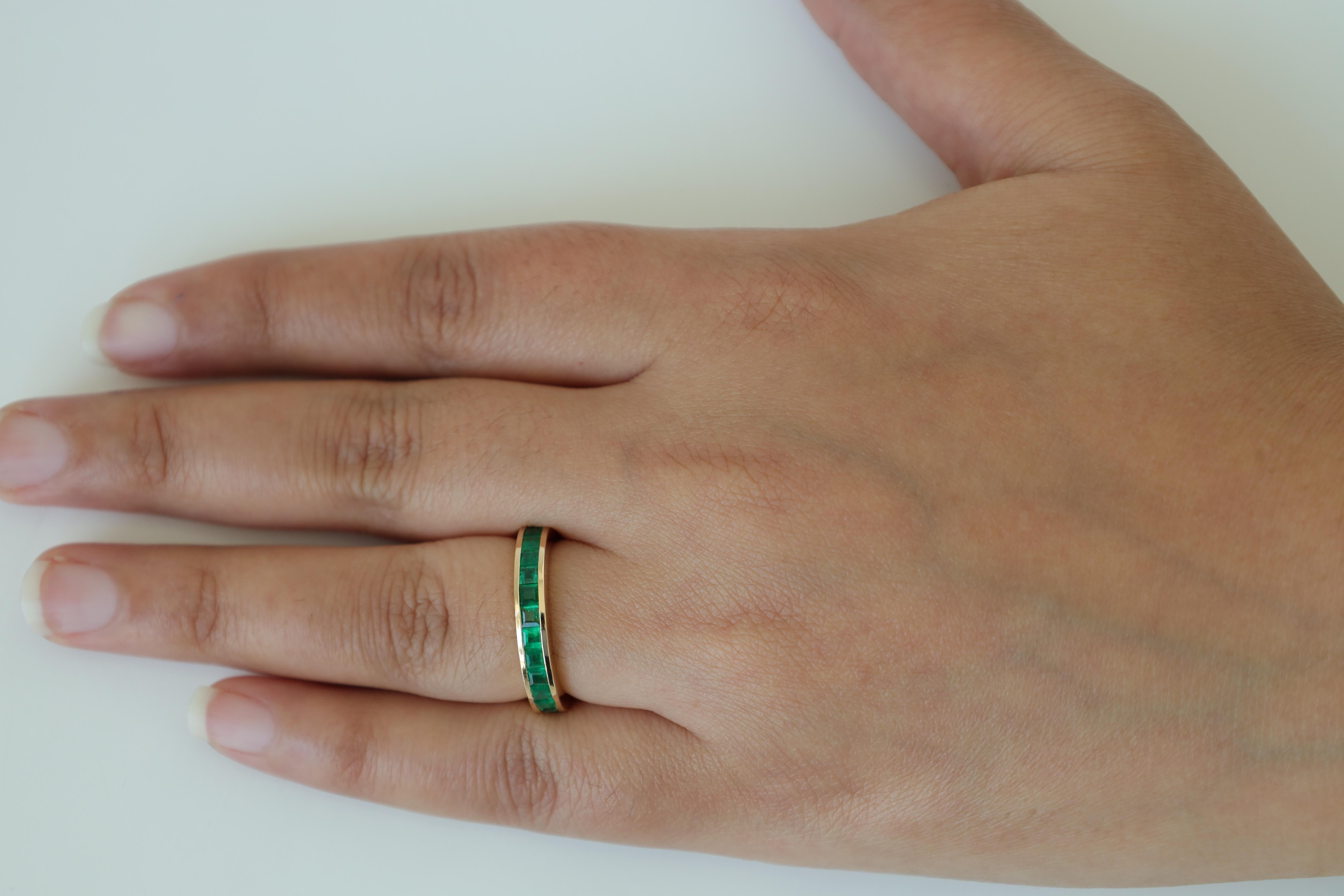 Clear Emeralds Channel Setting Band 2.29 Carat in Yellow Gold In New Condition For Sale In Jaipur, Rajasthan