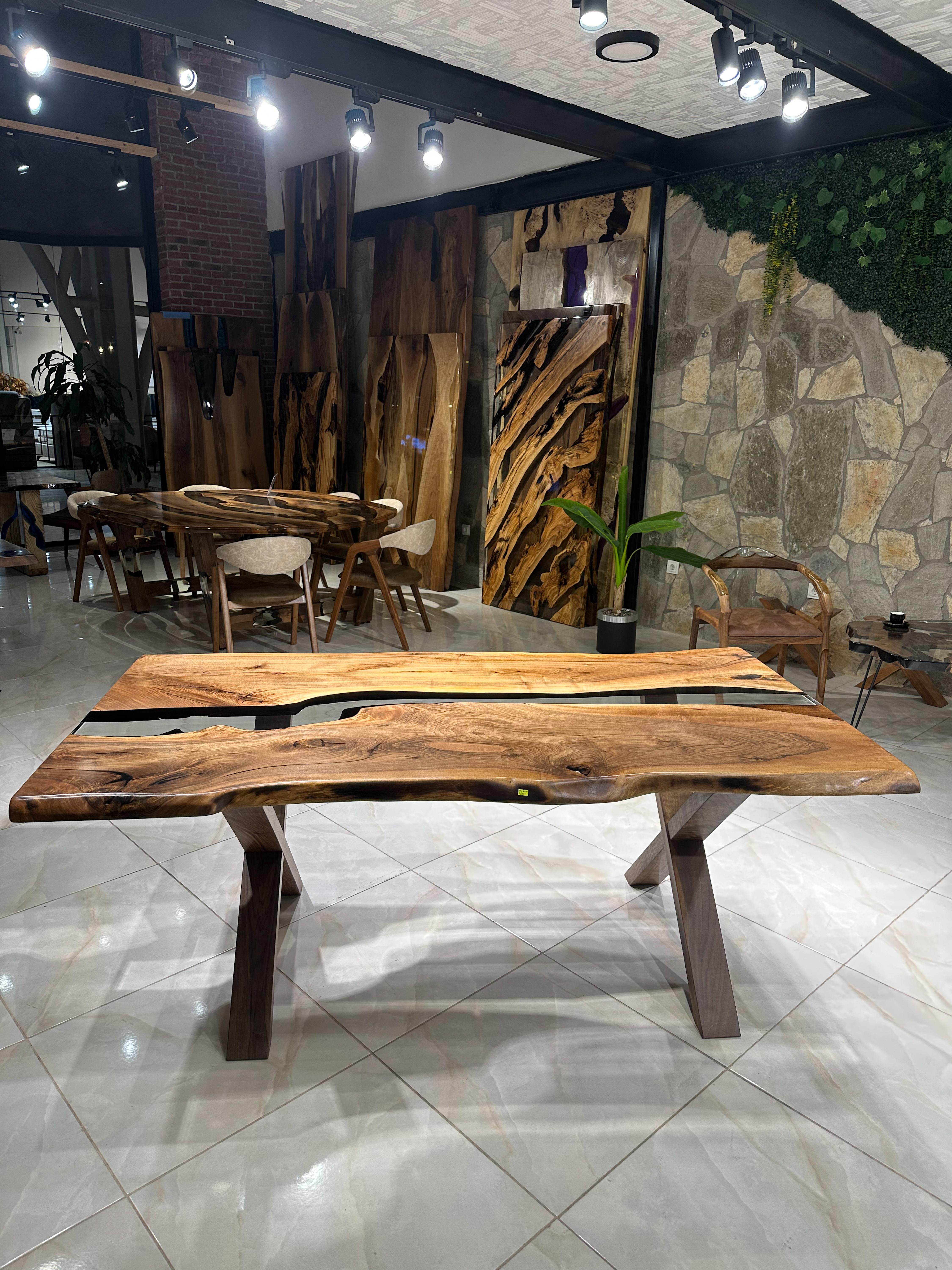 Table de salle à manger en résine époxy sur mesure 

Cette table est fabriquée en bois de noyer vieux de 500 ans. Les veines et la texture du bois décrivent l'aspect d'un bois de noyer naturel.
Elle peut être utilisée comme table de salle à manger