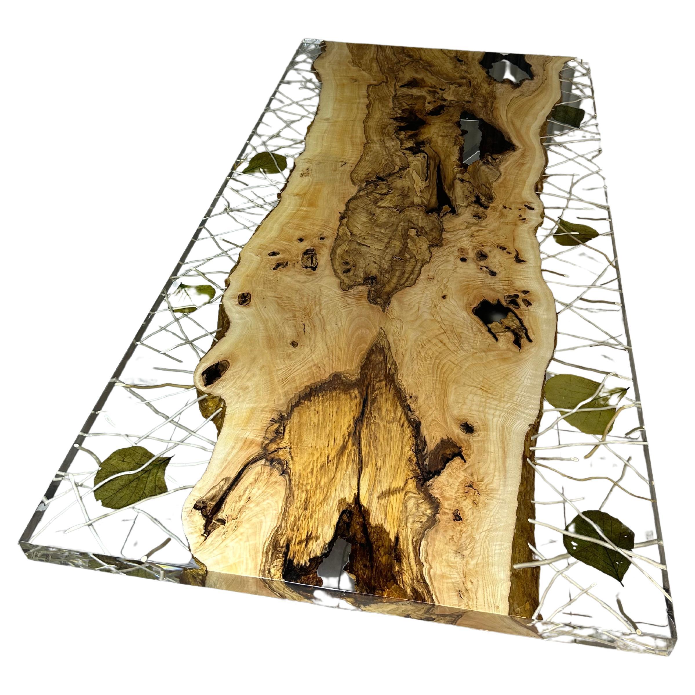 Klarer Epoxidharz-Esstisch aus Holz