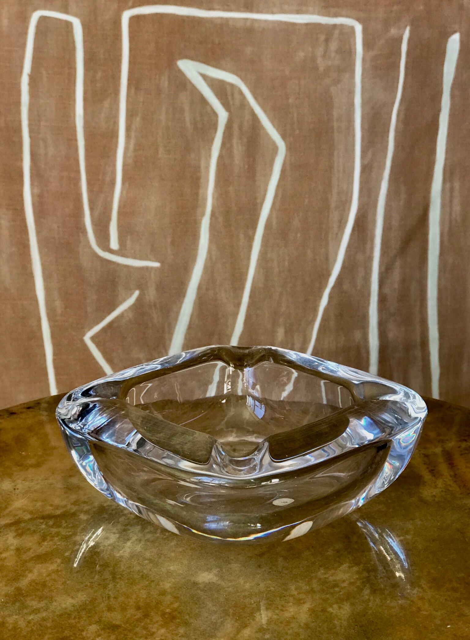 A superior and striking leaded crystal ashtray / bowl by the esteemed Art Vannes France foundry. Vannes was Duam, and Duam was Vannes. They were the same company. Awesome and of the highest quality.