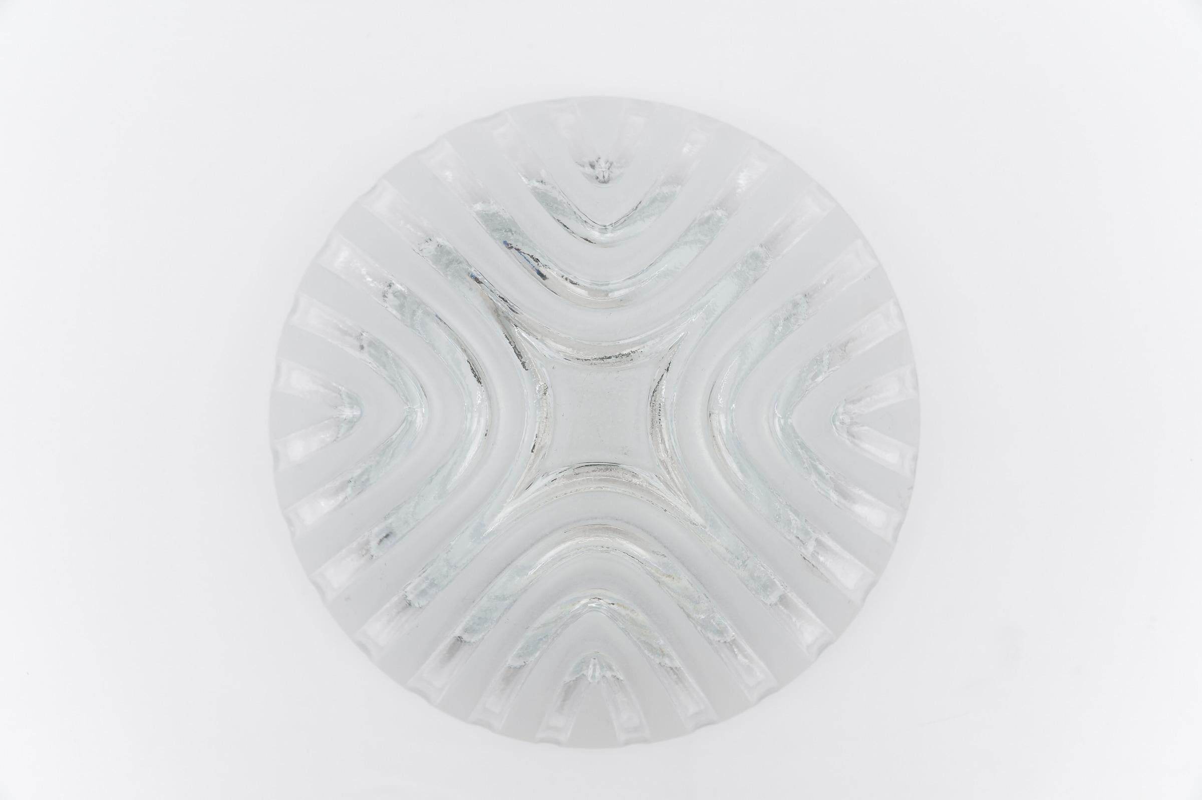 Lampada da incasso rotonda 3D in vetro trasparente, Germania 1960

L'apparecchio necessita di 1 lampadina standard E27 da 60W max.

Le lampadine non sono incluse.

È possibile installare questo apparecchio in tutti i paesi (Stati Uniti, Australia,