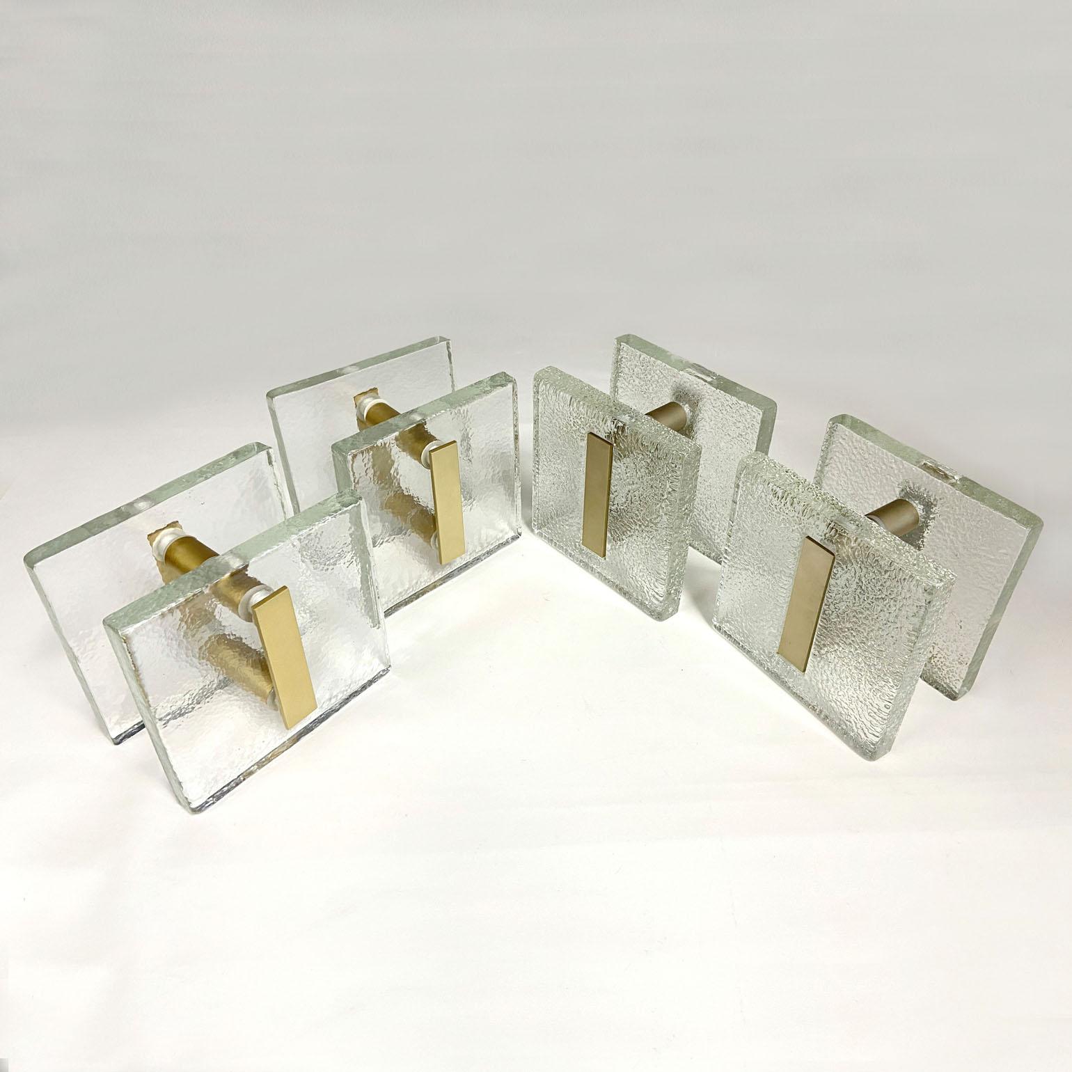 Architektonische Paare von Doppel-Türgriffen aus klarem Glas zum Drücken und Ziehen mit goldenem Metall (Mitte des 20. Jahrhunderts) im Angebot
