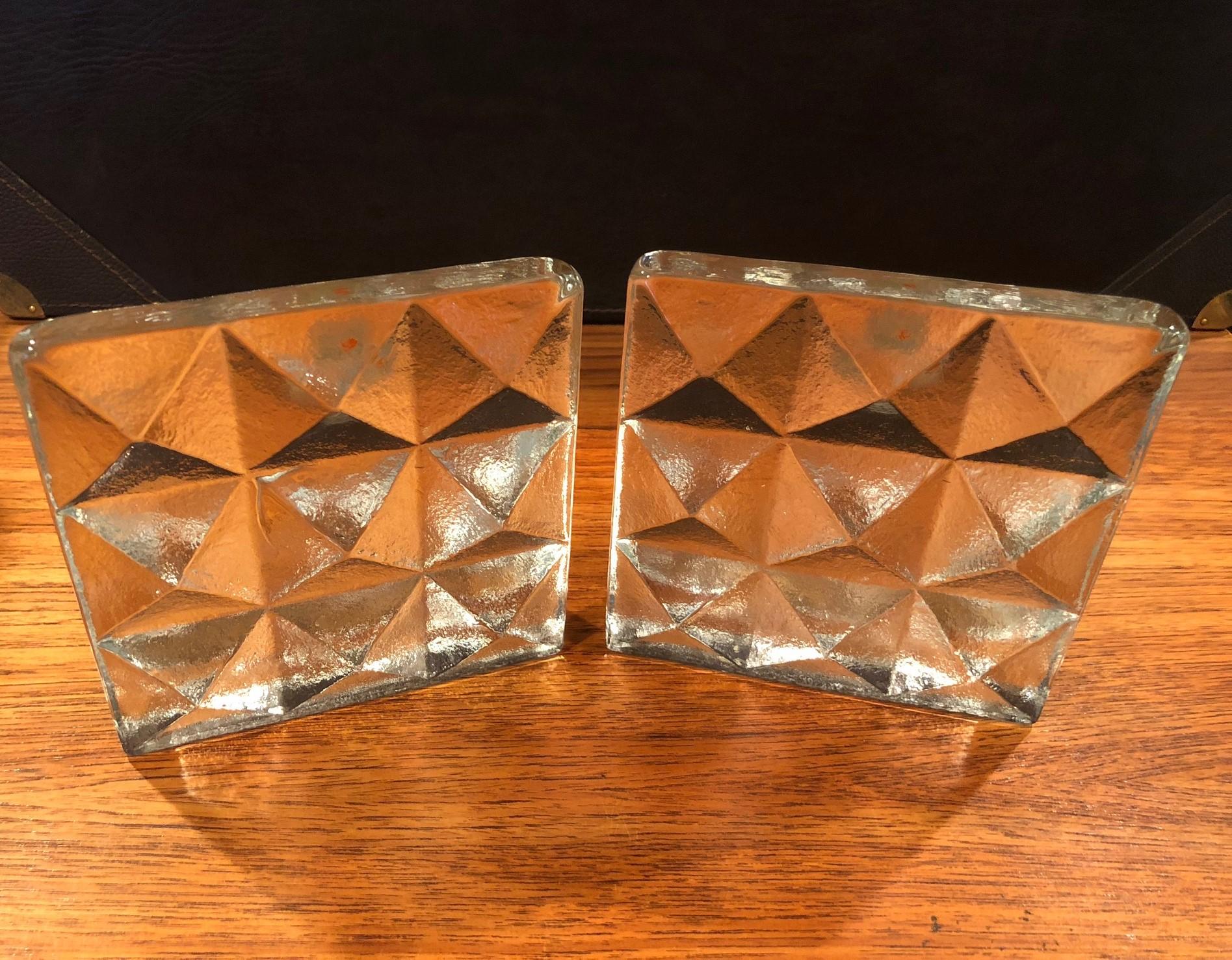 Nice pair of clear glass bookends with three-dimensional pyramid design by Blenko, circa 1980s.