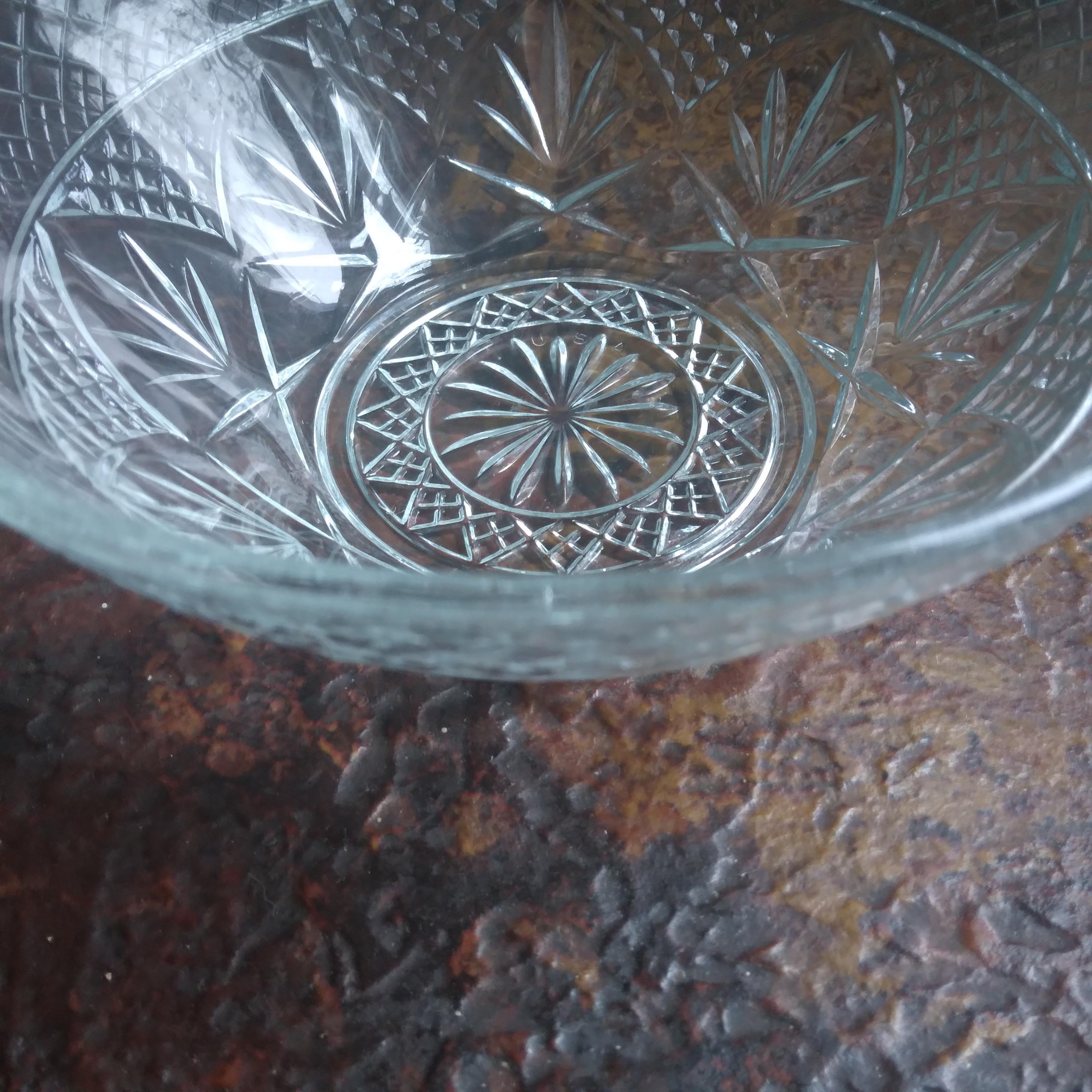 Unknown Clear Glass Bowl with Fan Motif For Sale