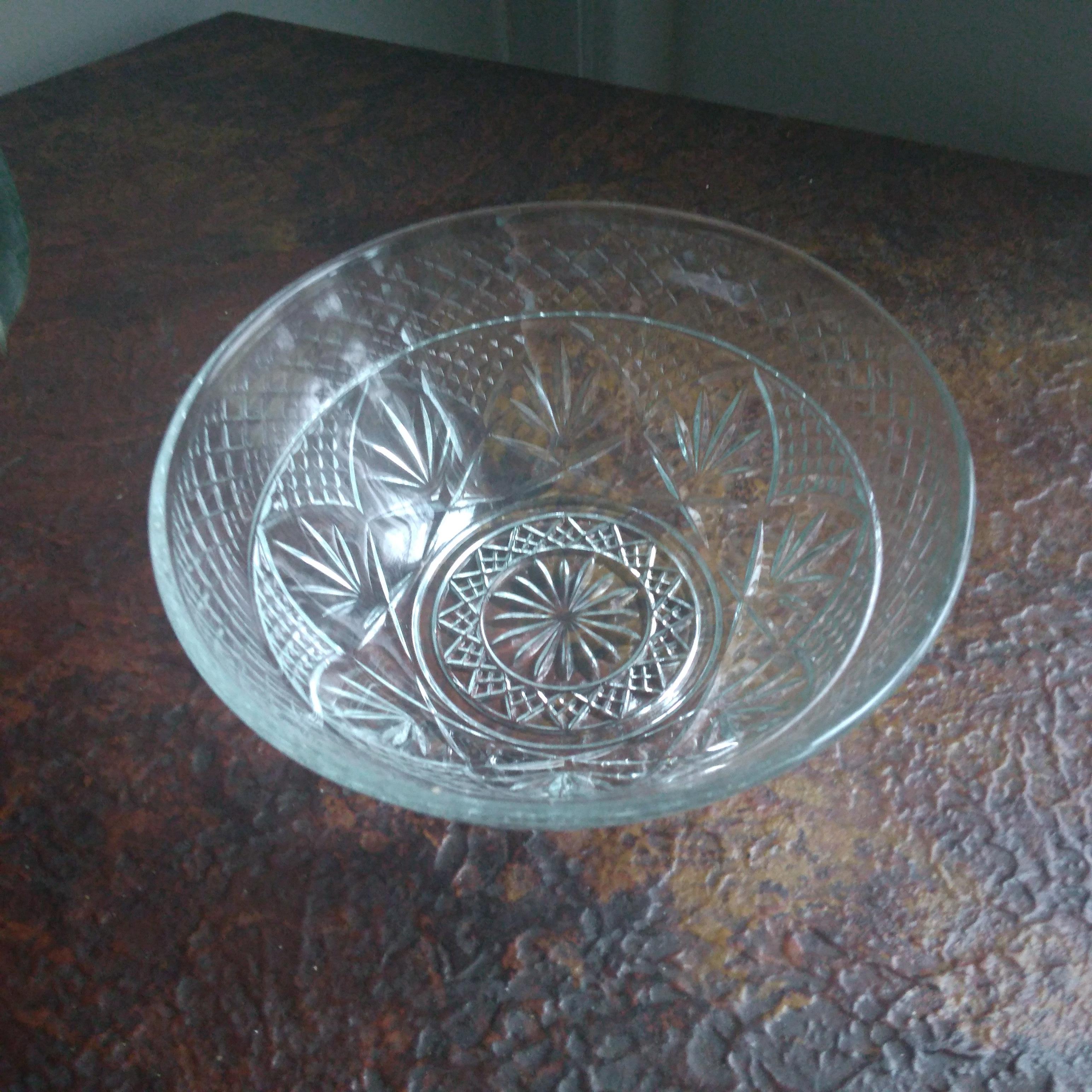 Clear Glass Bowl with Fan Motif In Good Condition For Sale In Munster, IN