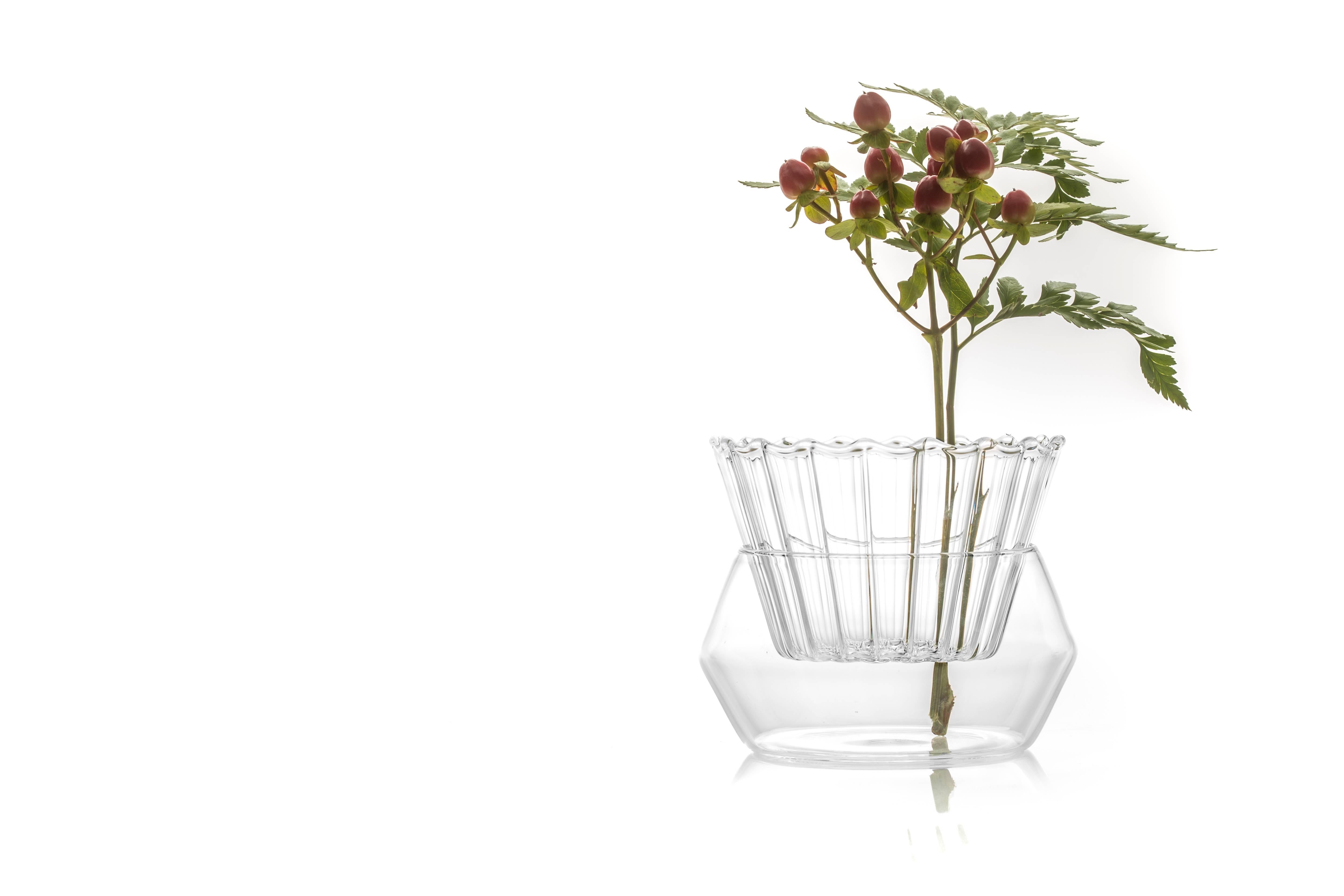 Diese zweiteilige Vase aus tschechischem Klarglas ist sowohl ein Blumenfrosch als auch ein Gefäß für Blumenarrangements. Ob ein einzelner Stiel oder ein komplettes Arrangement, diese Vase zelebriert Blumen mit ihrem Design und ihren handwerklichen