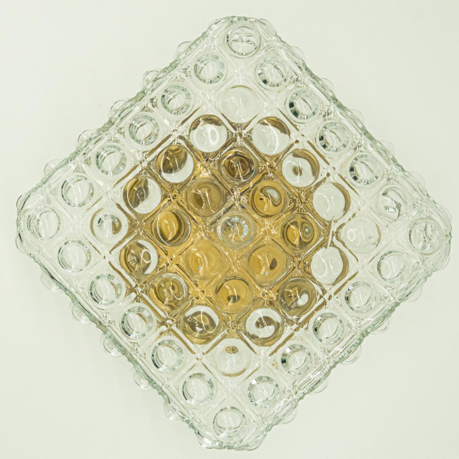 Quadratische Bubble Glass Flush Mounts im Stil von Helena Tynell, hergestellt in Deutschland im Jahr 1960. Das Sprudelglas gibt einen wunderbaren Glanz. Das quadratische Glas ist auf einer messingfarbenen Metallrückwand montiert.

Can als Unterputz-