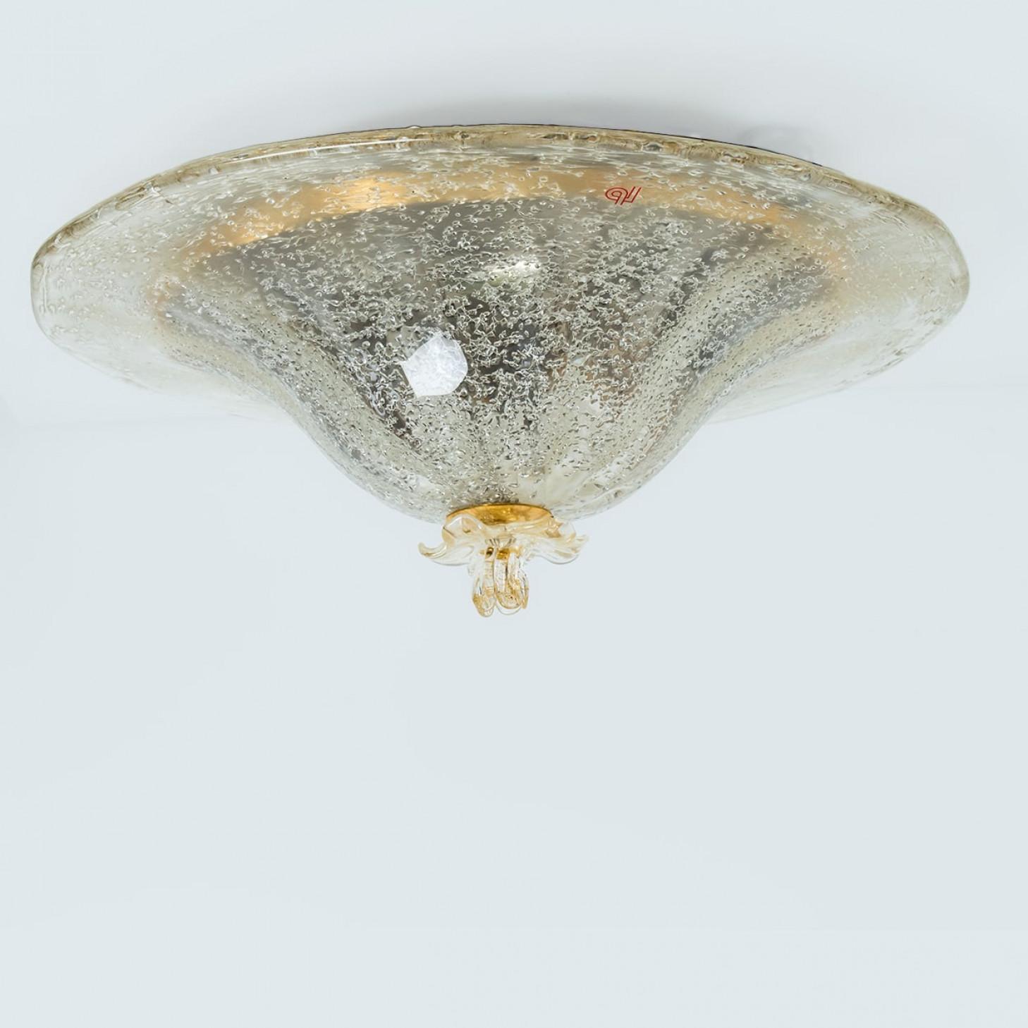 Un elegante incasso in vetro di Murano di Barovier&Toso, Italia.

Dimensioni:
Diametro: 53 cm (20,87