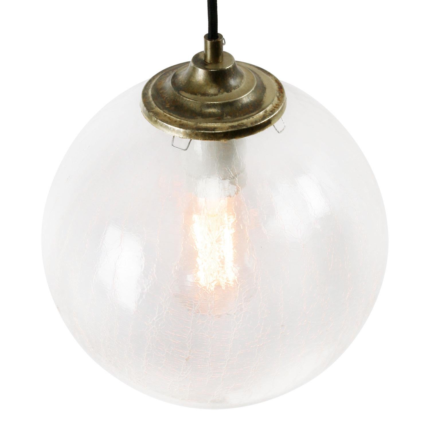 Ungherese Luci a sospensione a globo in vetro trasparente con top in ottone europeo vintage in vendita