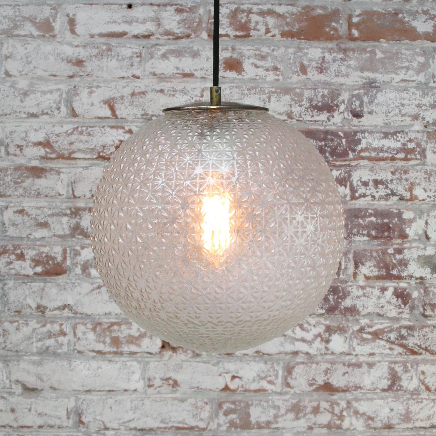 Clear Glass Globe Vintage European Brass Top Pendant Lights In Good Condition For Sale In Amsterdam, NL