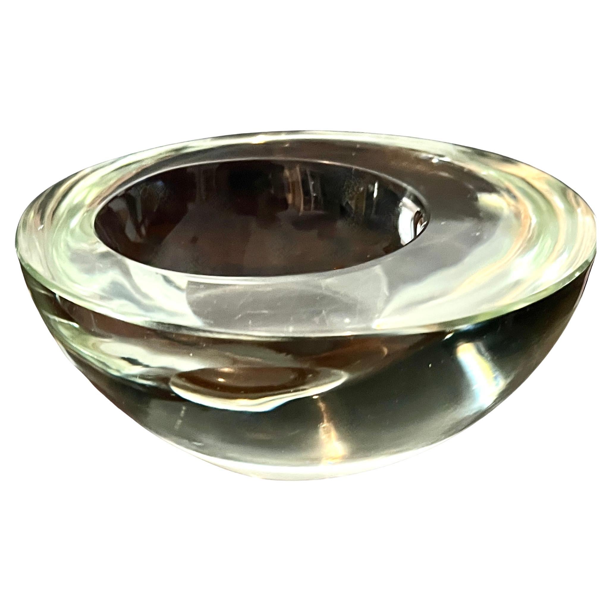 Eine klare oder transparente Schale aus italienischem Murano-Glas.  Ein schönes Stück - in sehr gutem Zustand ohne Chips oder Risse.  Die runde Schalenform hat einen weiteren asymmetrischen Einsatz aus Glas - sehr raffiniert und nicht die übliche
