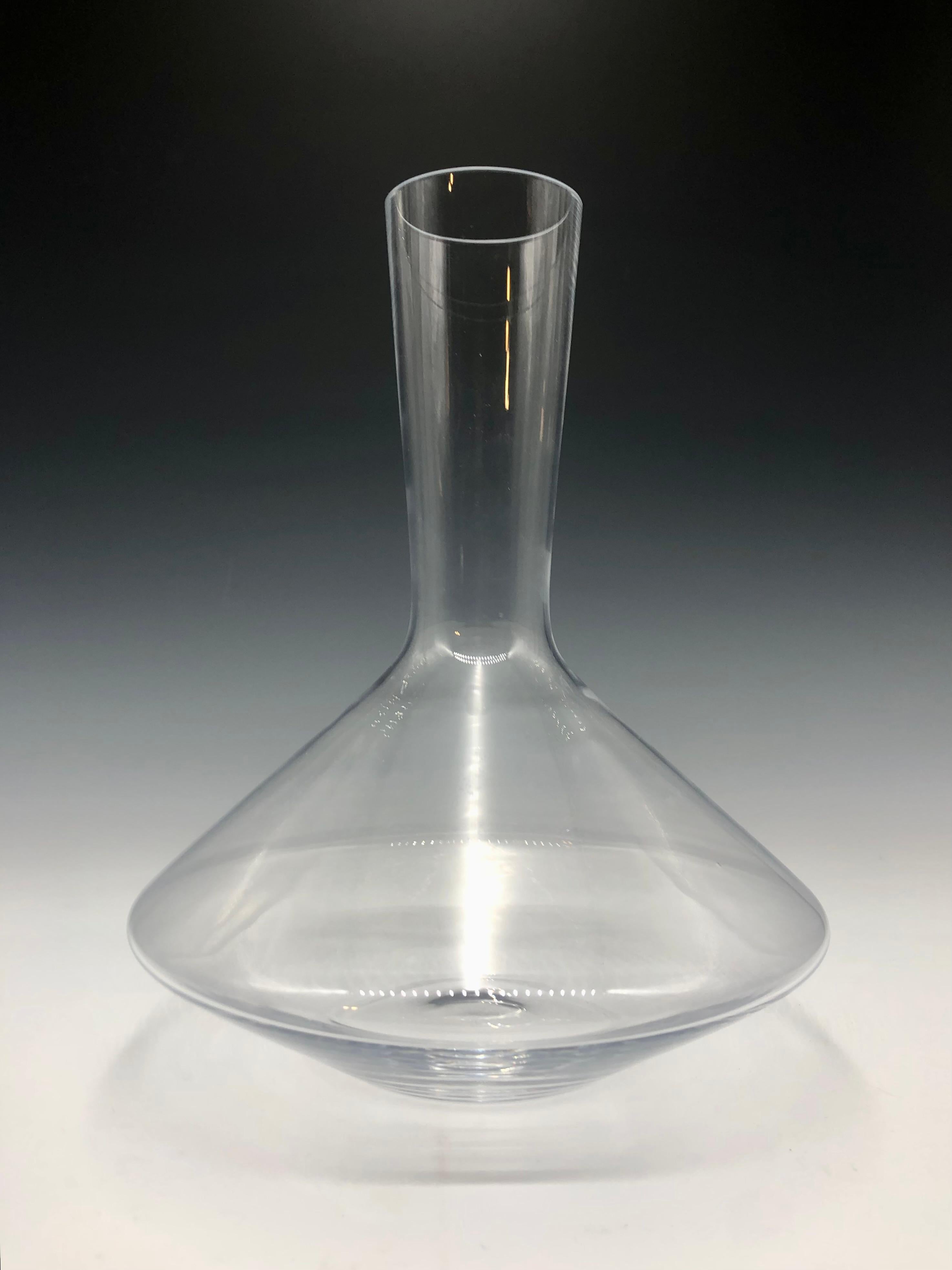 Preciosa jarra de cristal puro Schott Zwiesel.  Soplado a boca a partir de cristal grueso y transparente, el decantador presenta una base ancha con un elevador escalonado que crea ondas de aireación al decantar el vino por el cuello y favorece la