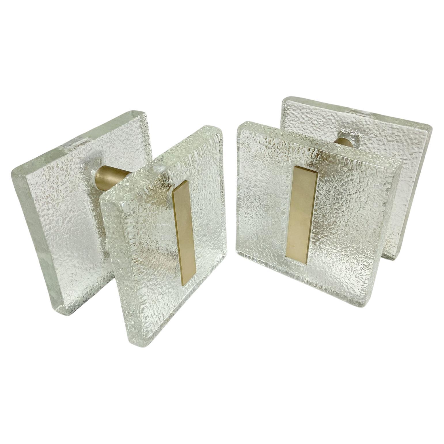 Ein Paar Doppeltürgriffe, drückend und ziehend, quadratisches, strukturiertes, klares Gussglas mit mattiertem, antikgold eloxiertem Aluminium. Sie sind für Glas- oder Holztüren konzipiert, eignen sich aber für alle Arten von Türen. Die Glasplatten