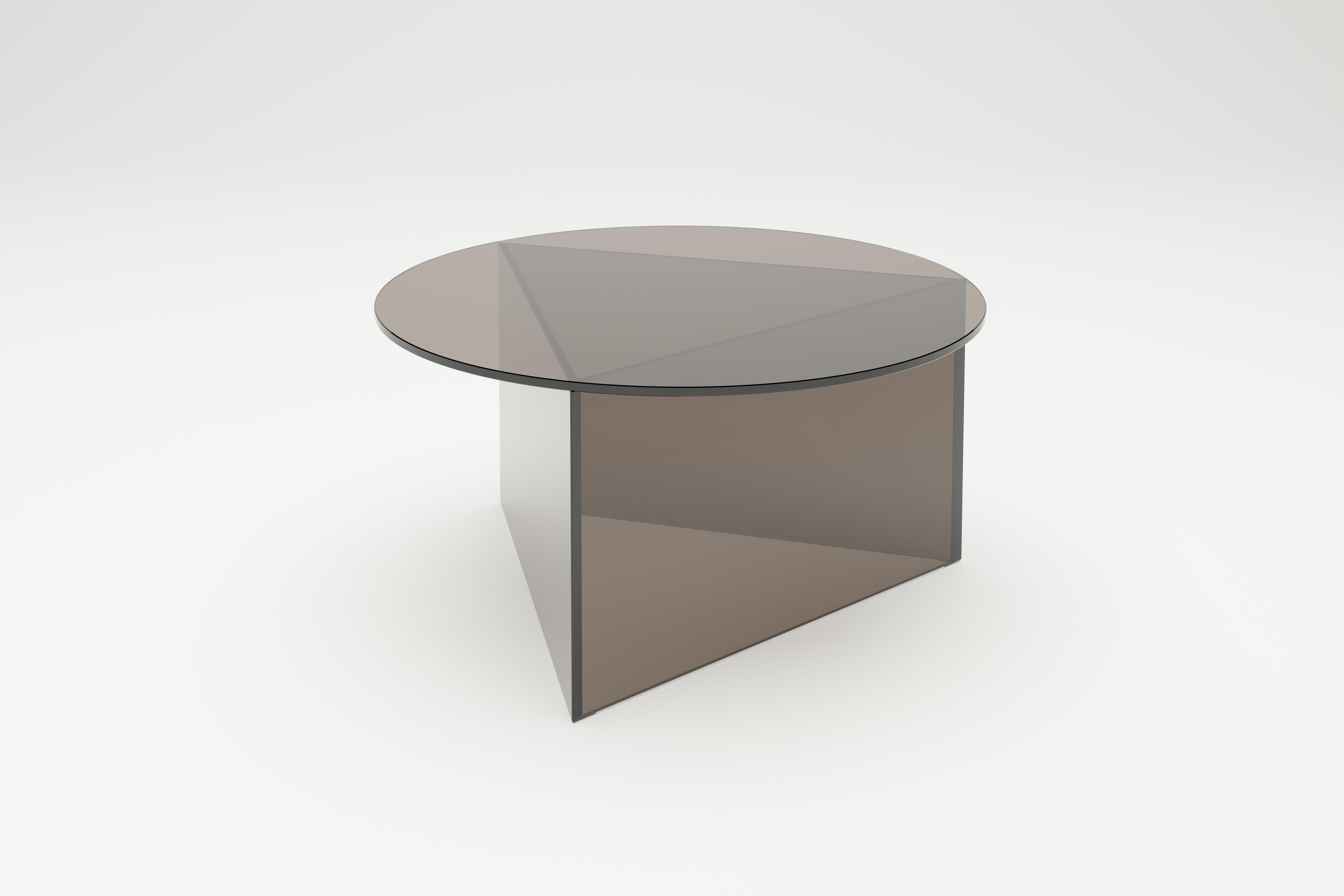 Clear glass prisma circle 80 coffe table by Sebastian Scherer
Dimensions: D 80x H 40 cm
Materials: solid colored glass.
Weight: 32.6 kg.
Also available: glass: clear white / clear green / clear blue / clear bronze / clear black / satin white /