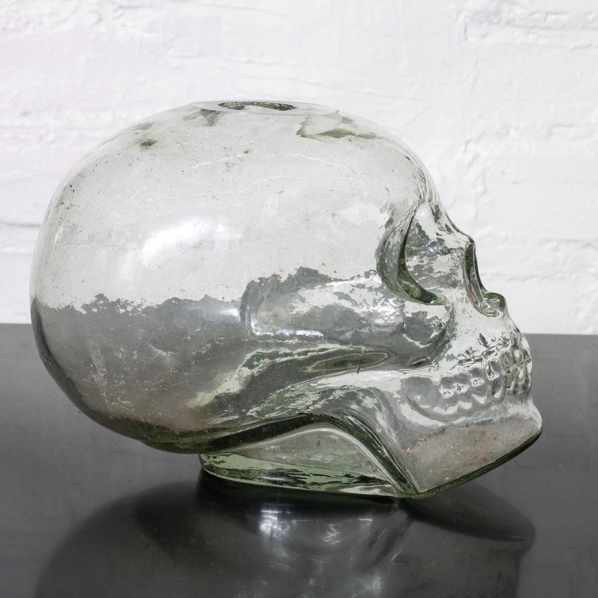 Messicano Vaso con teschio scultoreo in vetro trasparente in vendita