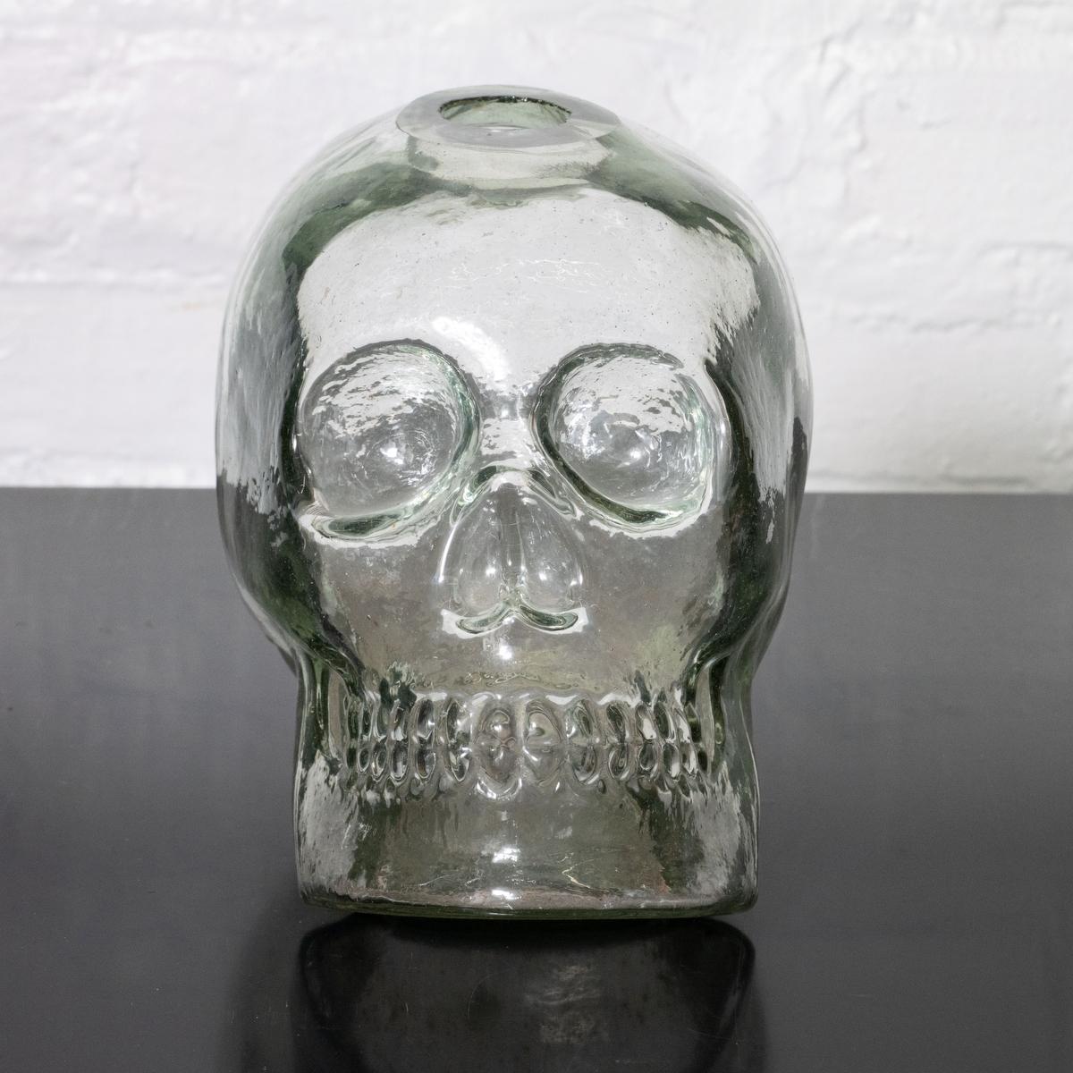Vaso con teschio scultoreo in vetro trasparente In condizioni buone in vendita a Tarrytown, NY