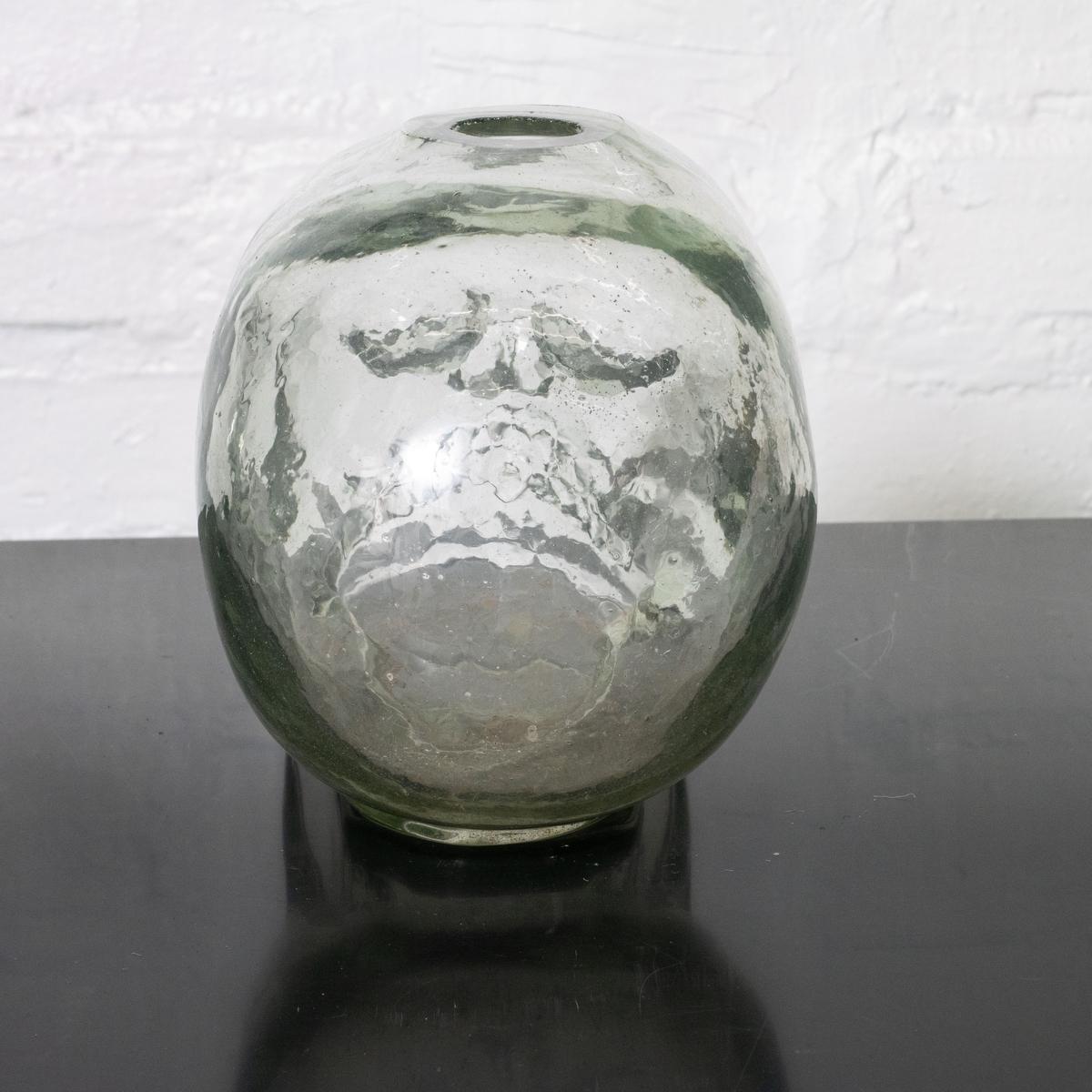 Fine XX secolo Vaso con teschio scultoreo in vetro trasparente in vendita