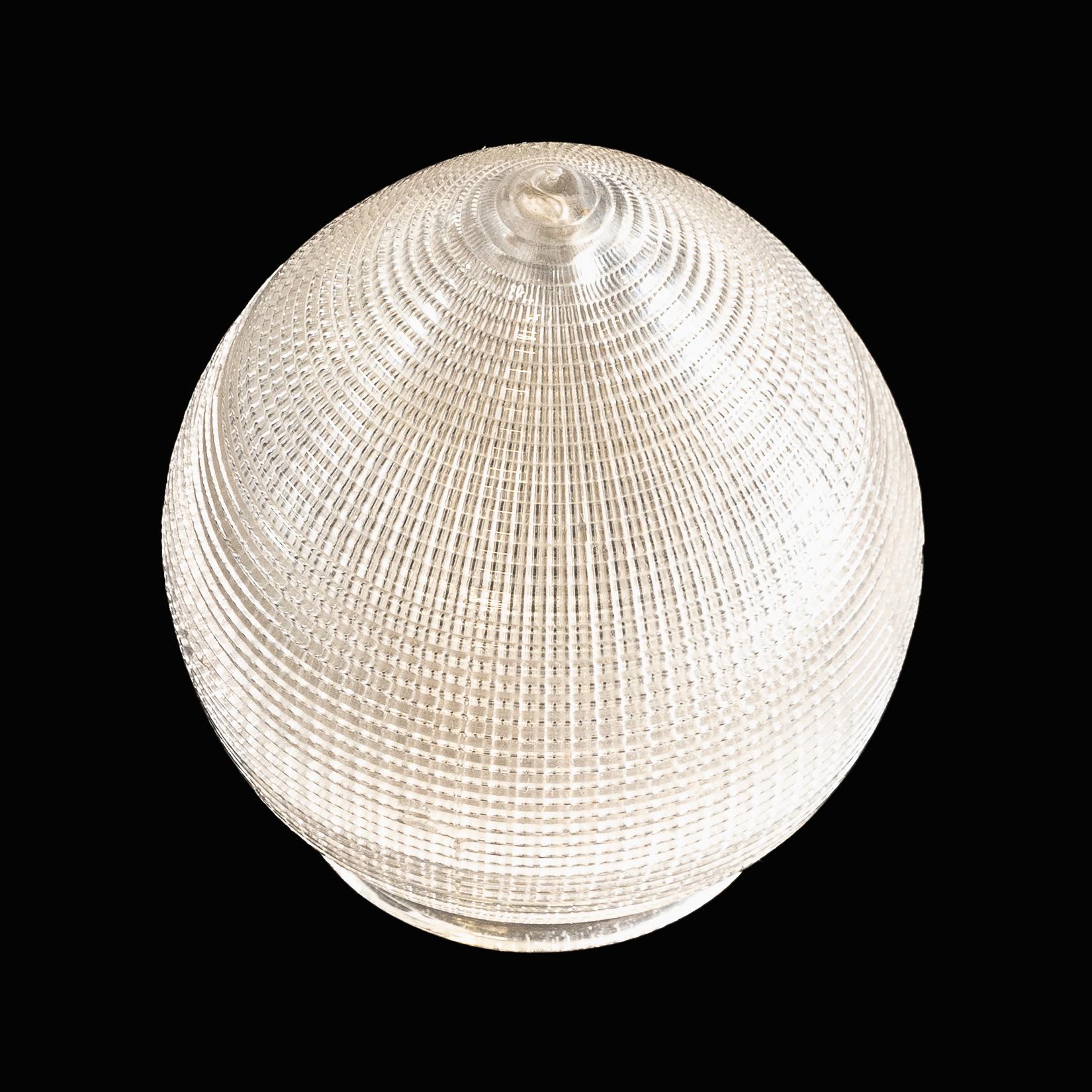 Paralume in vetro trasparente con texture Holophane e forma a goccia
Diametro della galleria o del foro del paralume: 8,5 cm.
